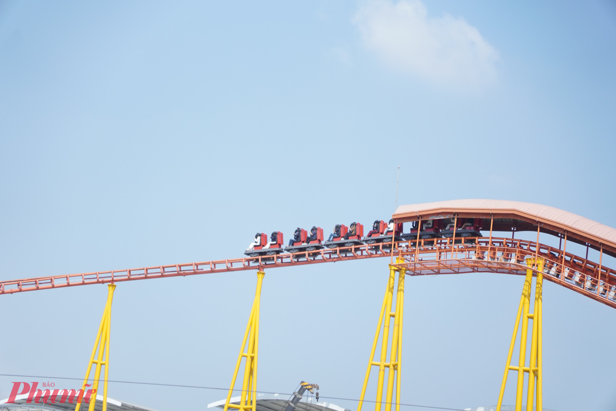 Trong khi đó, tại Khu du lịch văn hóa Suối Tiên, đại diện đơn vị cho biết lượng khách quan tâm đến giá vé, chương trình và các hoạt động dịp Tết Dương lịch 2026 ghi nhận tín hiệu tăng trưởng tích cực. Lượng tin nhắn, cuộc gọi đến các kênh fanpage, TikTok và hotline tăng mạnh, tập trung ở nhóm khách gia đình trẻ, gia đình nhiều thế hệ, nhóm bạn trẻ và người lao động đang sinh sống, học tập tại TP Hồ Chí Minh và các tỉnh lân cận như Đồng Nai, Tây Ninh.