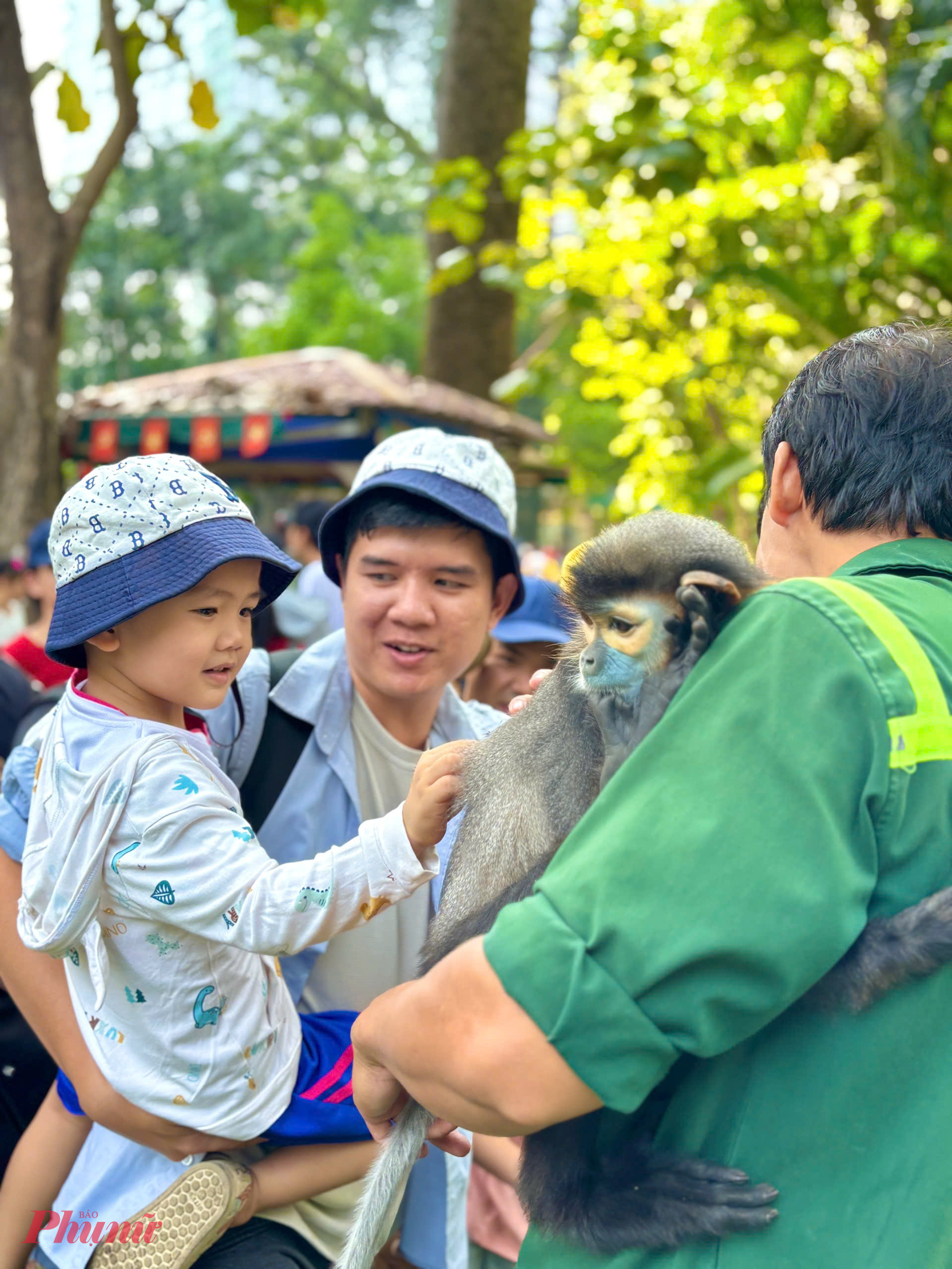 Nhiều gia đình có trẻ nhỏ tỏ ra thích thú khi tham gia các hoạt động giao lưu với những loài động vật thân thiện, đáng yêu tại Thảo Cầm Viên Sài Gòn như vẹt, khỉ, capybara…