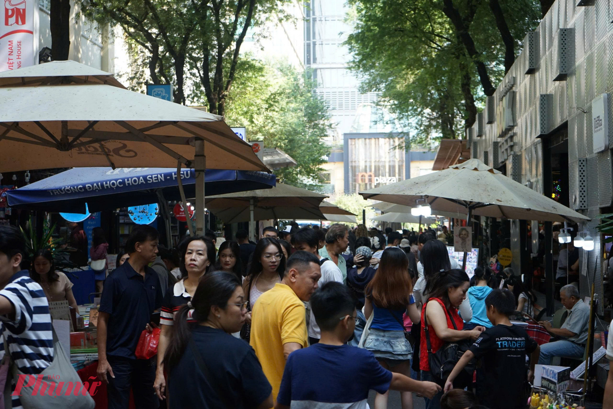 Theo ghi nhận một số khung giờ sáng ngày thứ hai nghỉ Tết Dương lịch đường sách thu hút đông đảo người dân, du khách tham quan, một vài khu vực khách chen chân không lọt.