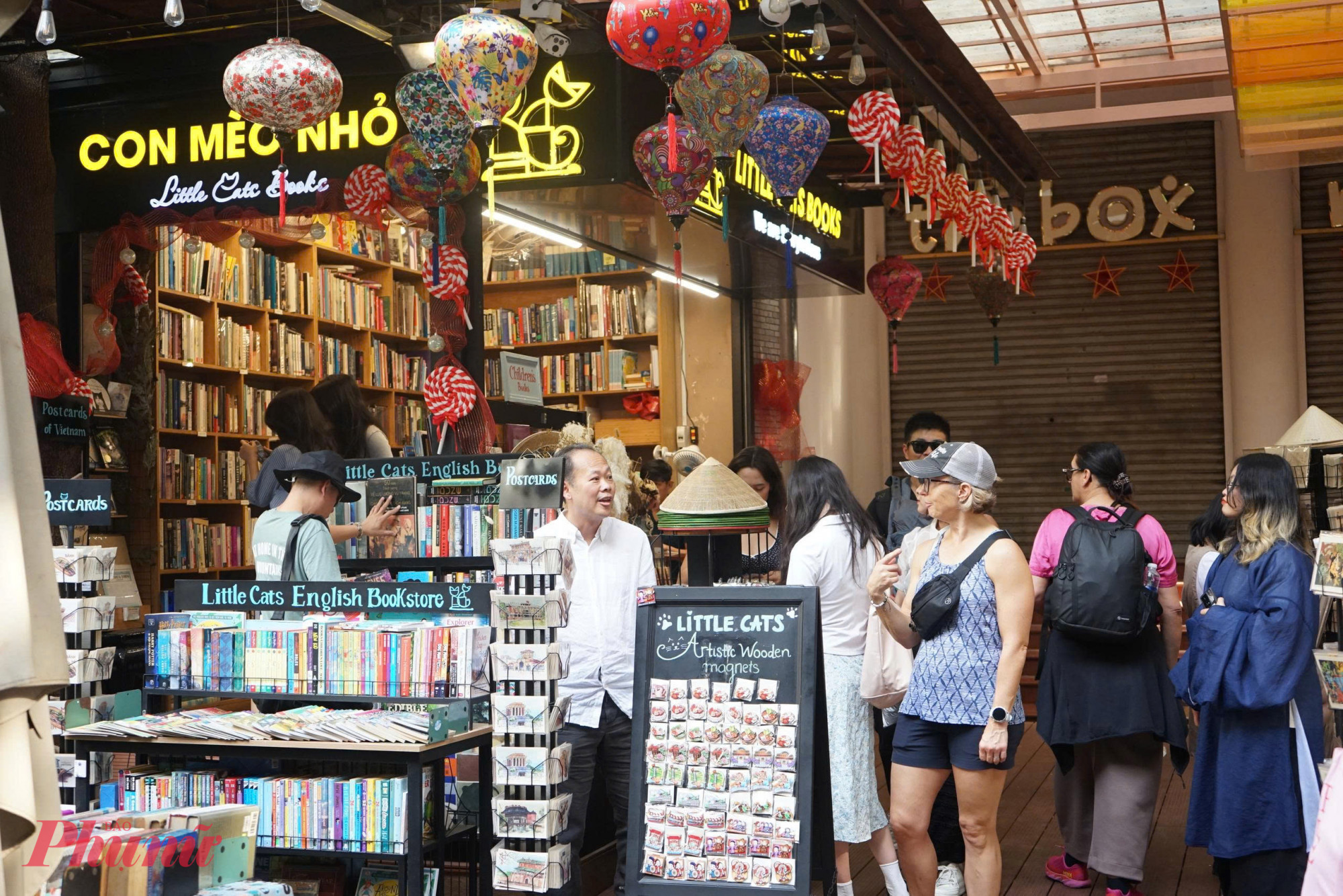 Các gian hàng sách, quầy lưu niệm, khu cà phê và không gian đọc mở cửa xuyên suốt, nhiều đầu sách được áp dụng mức giá ưu đãi dịp Tết Dương lịch, thu hút sự quan tâm của người mua.