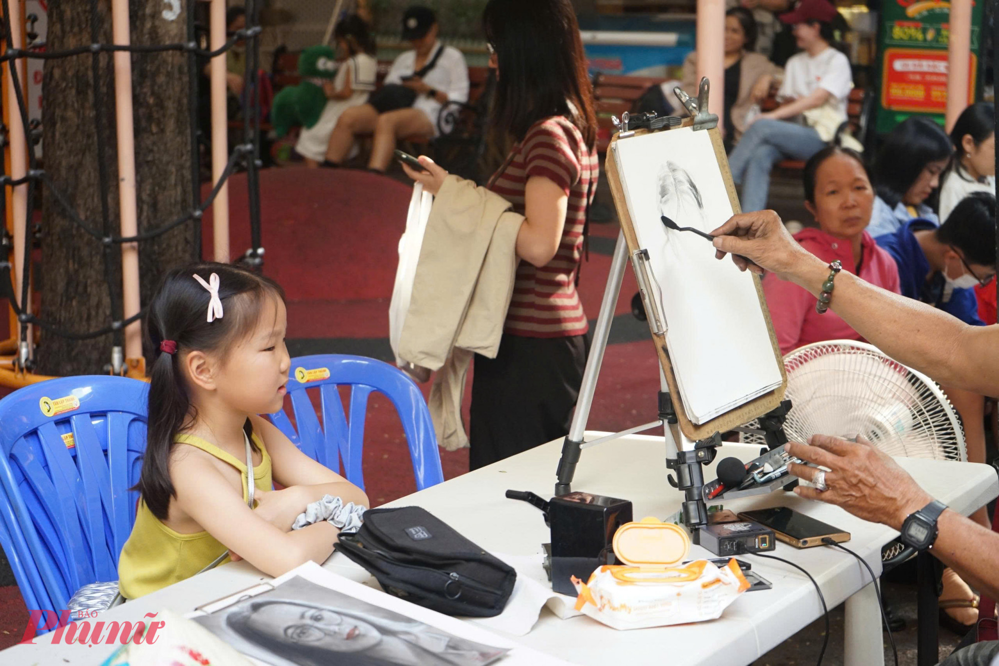 Chị Mai Anh (ngụ Phường Thảo Điền, TPHCM) chia sẻ: “năm nay chị không đi du lịch xa mà đưa gia đình đến Đường sách để vui chơi, cho con trải nghiệm không gian nhẹ nhàng Những ngày đầu năm, tôi muốn chọn một nơi nhẹ nhàng để ‘nạp năng lượng’ tinh thần. Đường sách vừa có không gian văn hóa, vừa tạo cảm giác khởi đầu năm mới chậm rãi, tích cực”, chị Mai Anh nói.