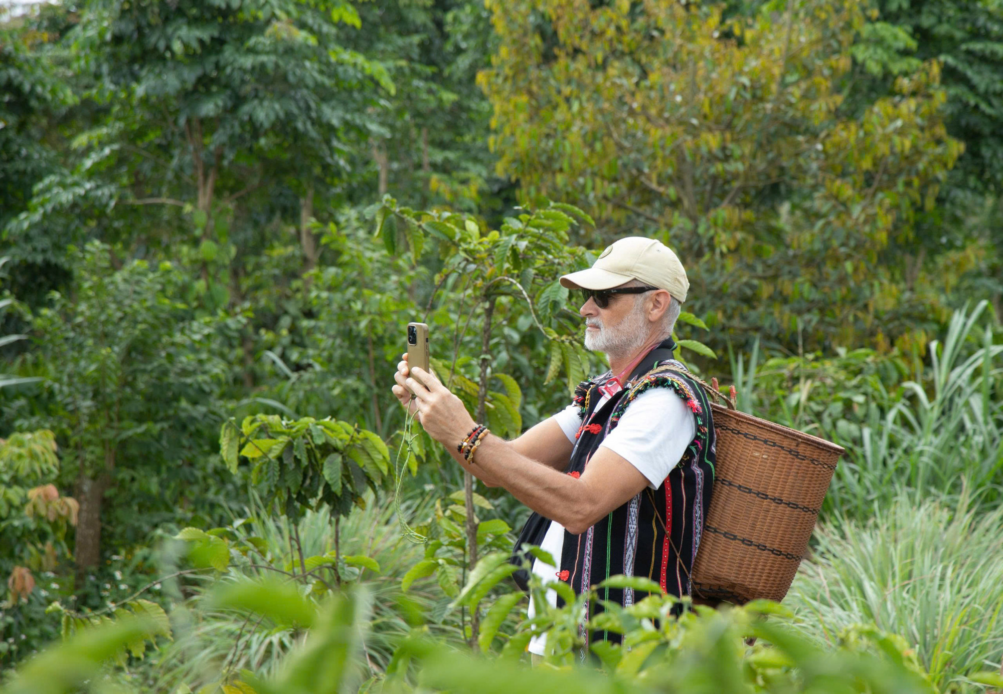 Du khách tranh thủ ghi lại những hình ảnh về nương rẫy của người dân Tây Nguyên - Ảnh: C.N.