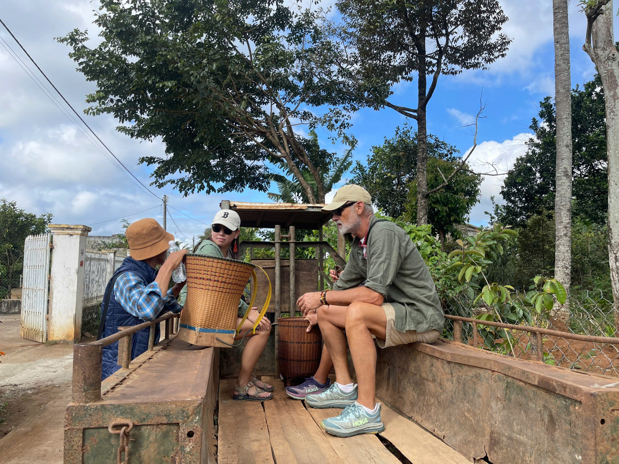 Không còi xe, không điều hòa, không kính chắn gió, chiếc công nông vốn phương tiện quen thuộc dùng để chở nông sản của người dân, nay trở thành “cầu nối” đưa du khách quốc tế len lỏi qua những con đường đất đỏ, khám phá đời sống sản xuất, sinh hoạt của buôn làng Ê Đê - Ảnh: C.N.