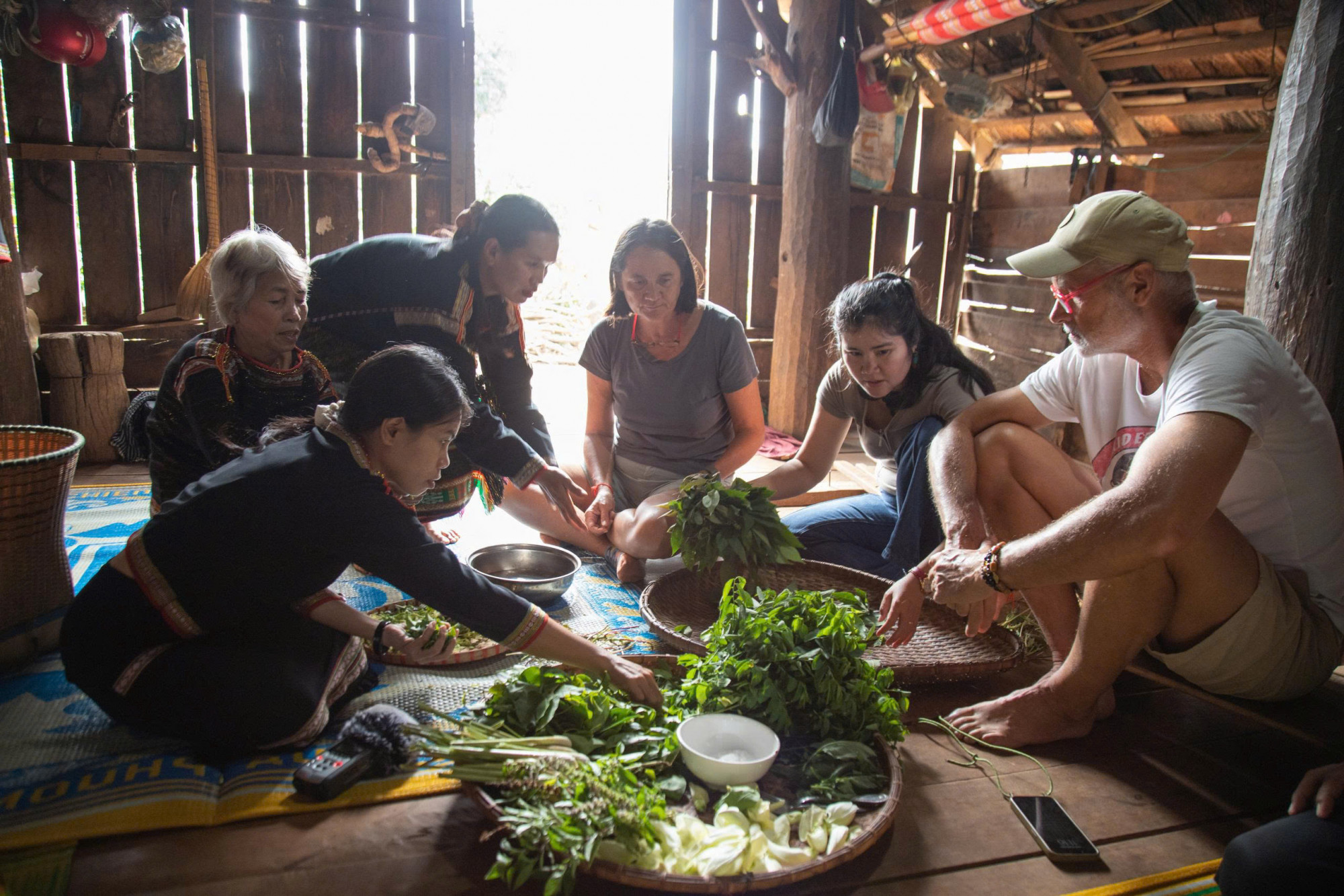Sau khi mang “thành quả” trở về, cả chủ nhà và du khách cùng nhau nhóm bếp trong không gian nhà dài truyền thống để chế biến bữa cơm. 