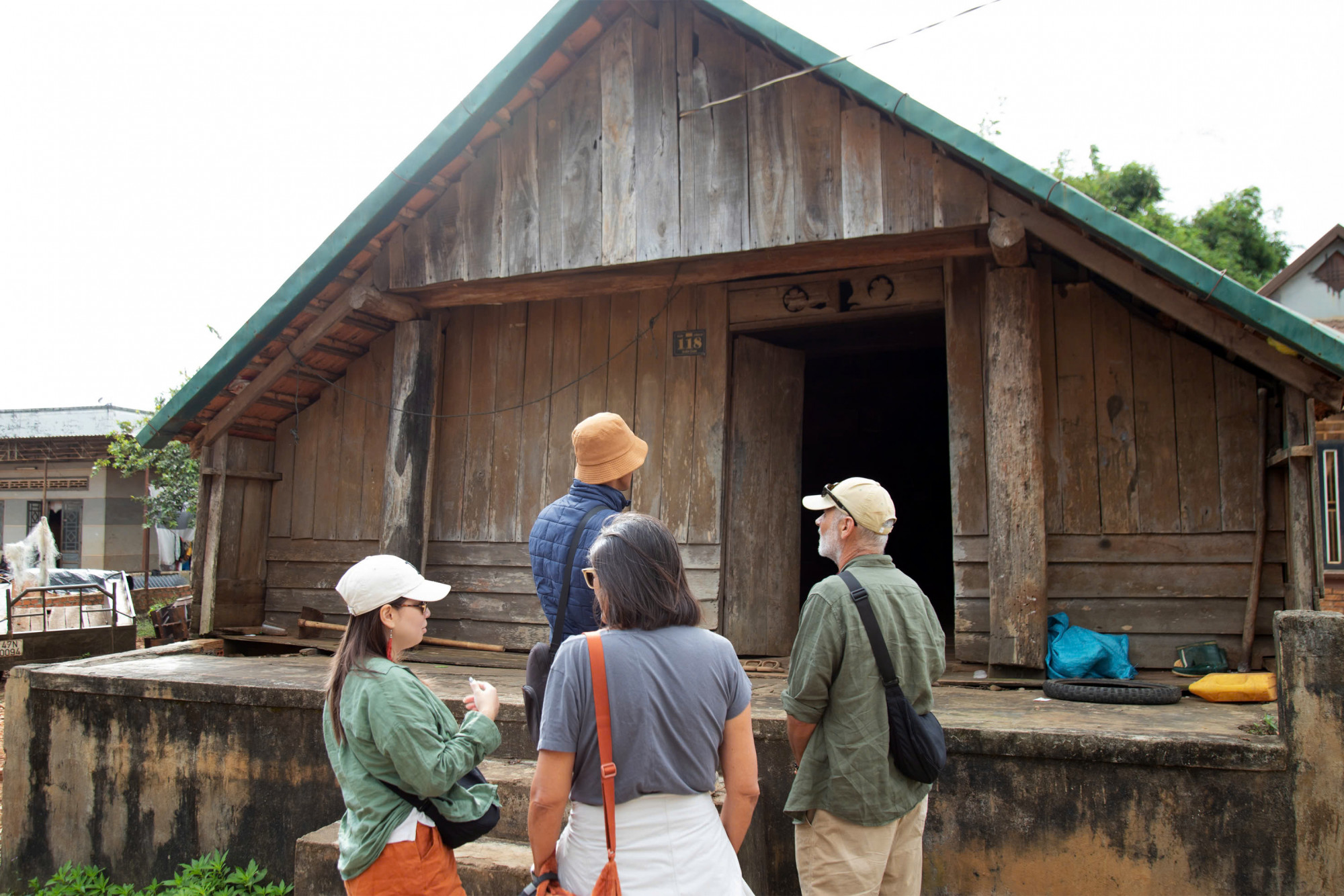Dừng chân tại một căn nhà dài (nhà sàn) truyền thống, du khách được người dân bản địa giới thiệu về kiến trúc, không gian sinh hoạt cũng như những nét văn hóa đặc trưng của dân tộc Ê Đê. 