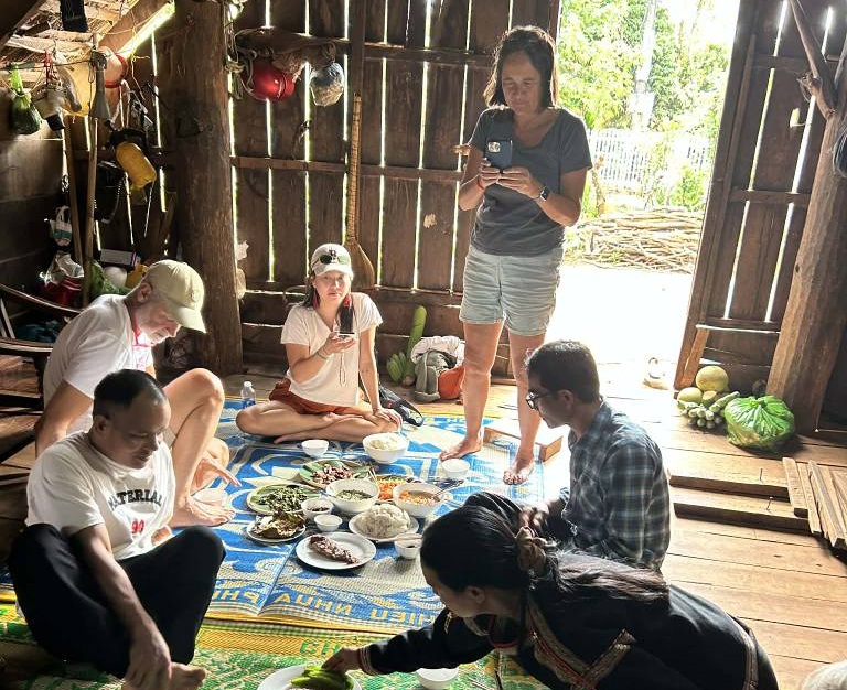 Sau một hành trình thú vị, mọi người cùng nhau thưởng thức các món ăn do chính mình và chủ nhà chế biến - Ảnh: KaThy