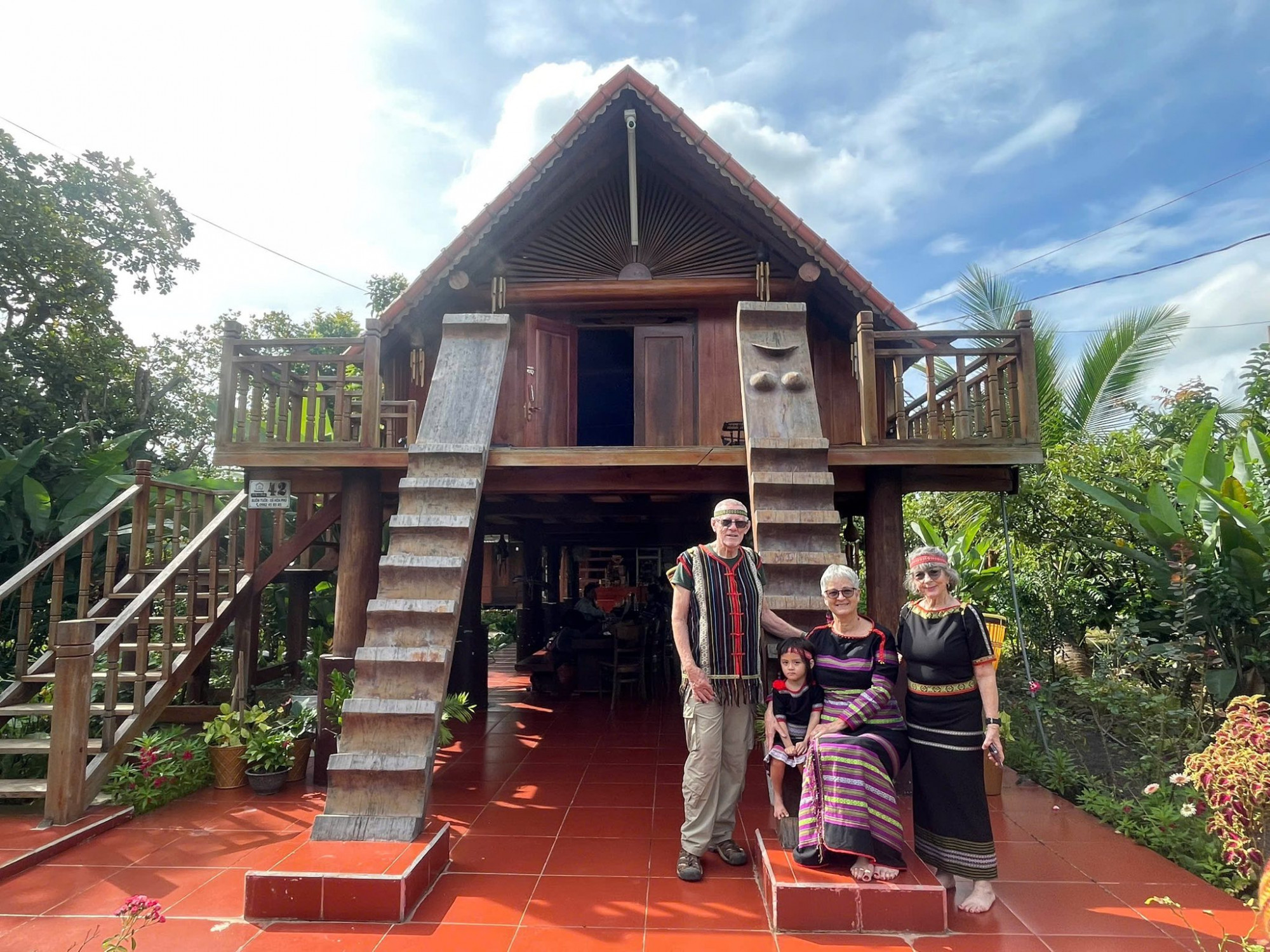 Kiến trúc nhà dài truyền thống của dân tộc Ê Đê đã để lại nhiều ấn tượng trong lòng du khách quốc tế - Ảnh: KaThy