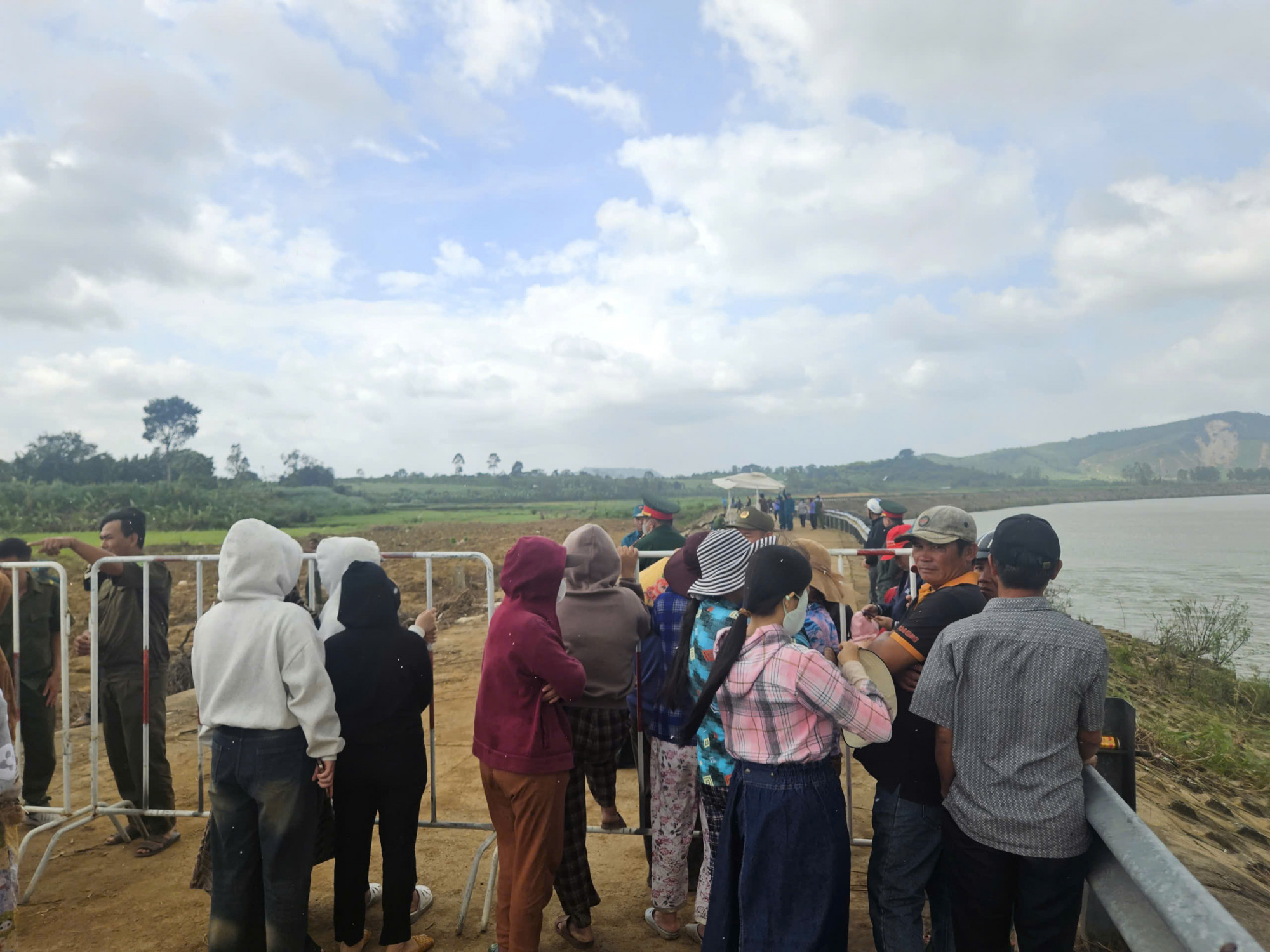 Khu vực xảy ra vụ việc đang được bảo vệ nghiêm ngặt - ảnh: M.N.