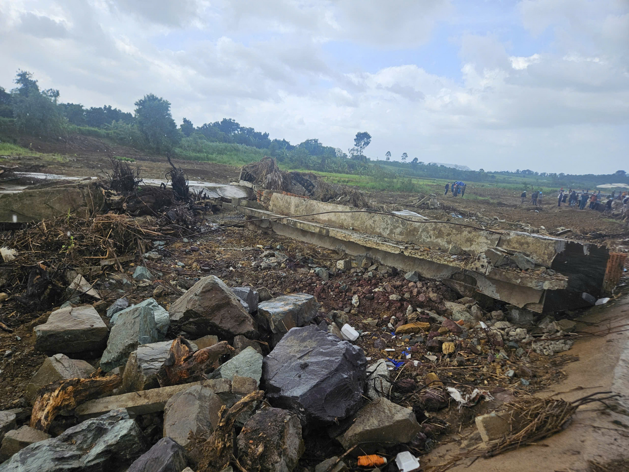  Khu vực bờ kè tại thôn Lạc Mỹ bị hư hỏng nghiêm trọng sau đợt mưa lũ lịch sử - ảnh: M.N.