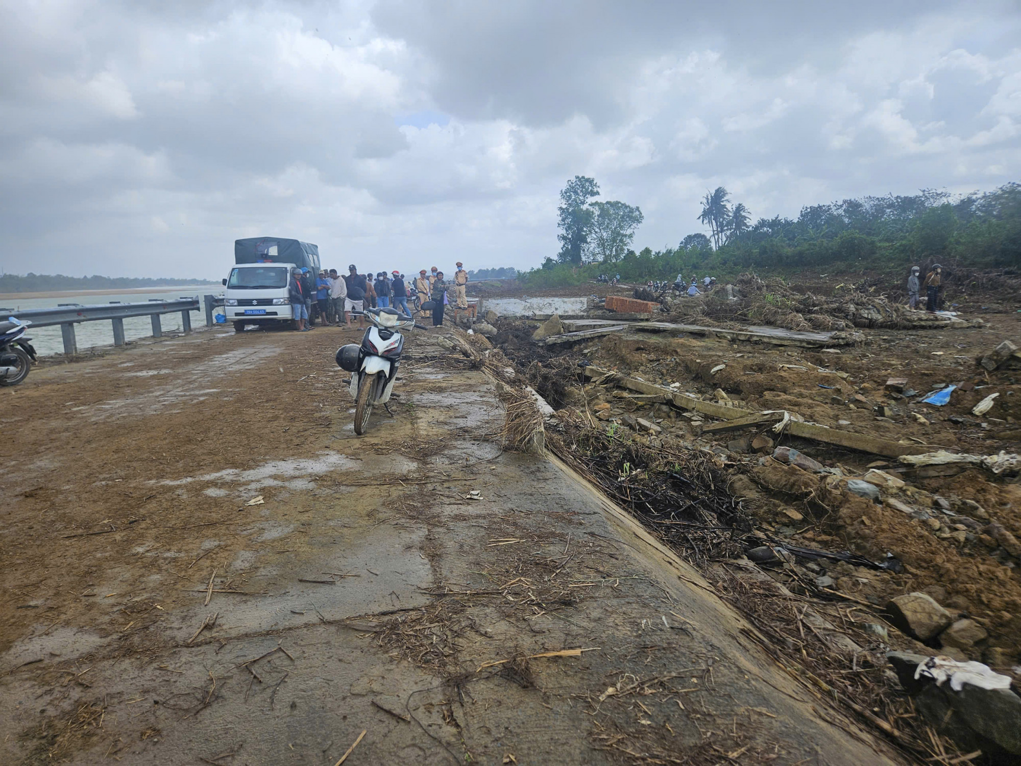 Lực lượng chức năng có mặt bảo vệ hiện trường vụ việc  - ảnh: M.N.