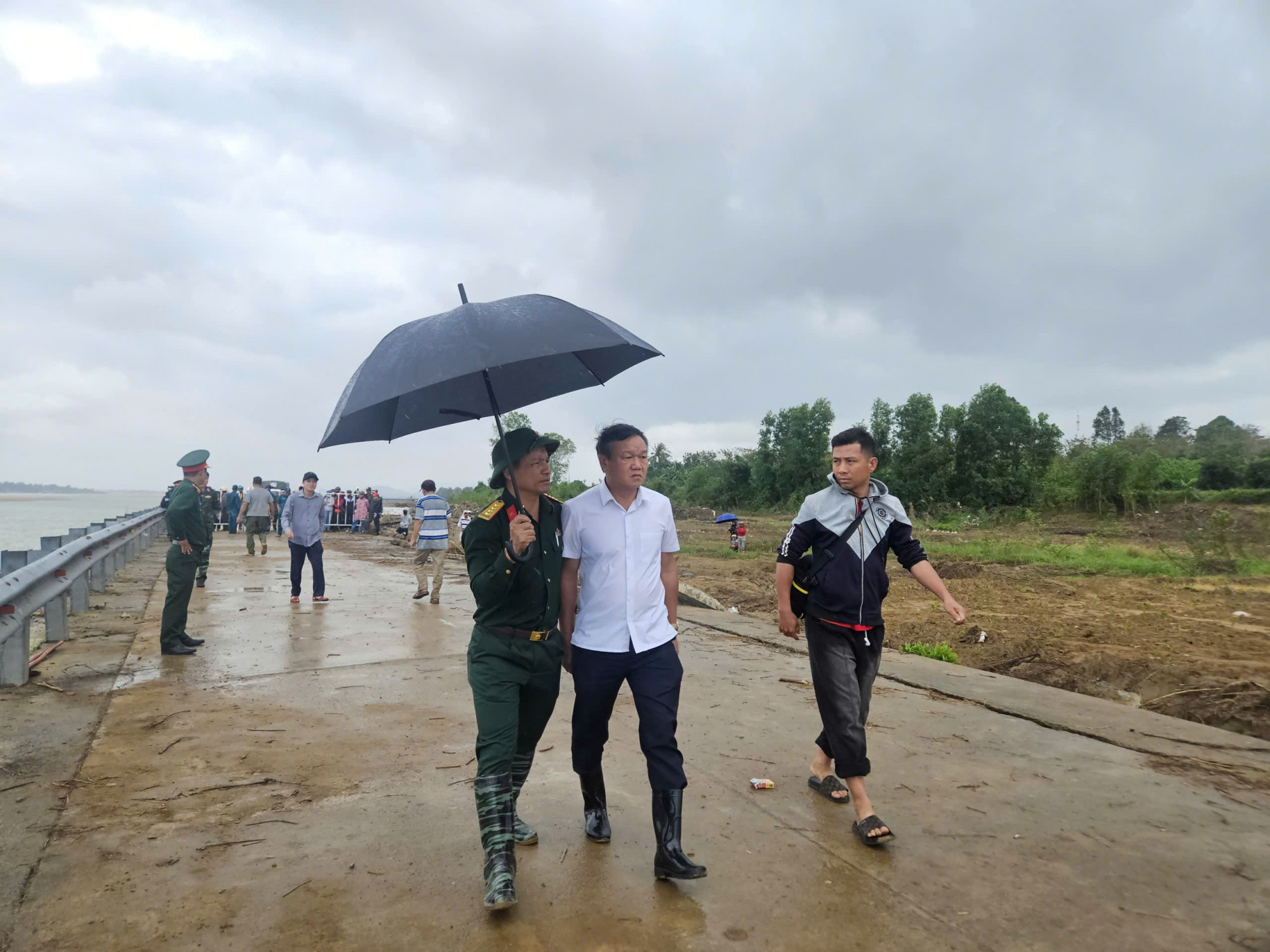 Trưa 2/1, ông Đào Mỹ – Phó Chủ tịch UBND tỉnh Đắk Lắk đến hiện trường vụ sập bờ kè tại xã Sơn Thành khiến 4 người tử vong để kiểm tra, chỉ đạo công tác khắc phục hậu quả. 