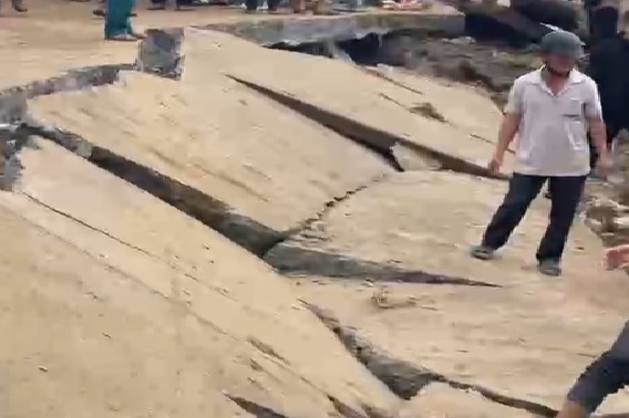 Mảng bê tông tại bờ kè bị đổ sập - ảnh: M.N.