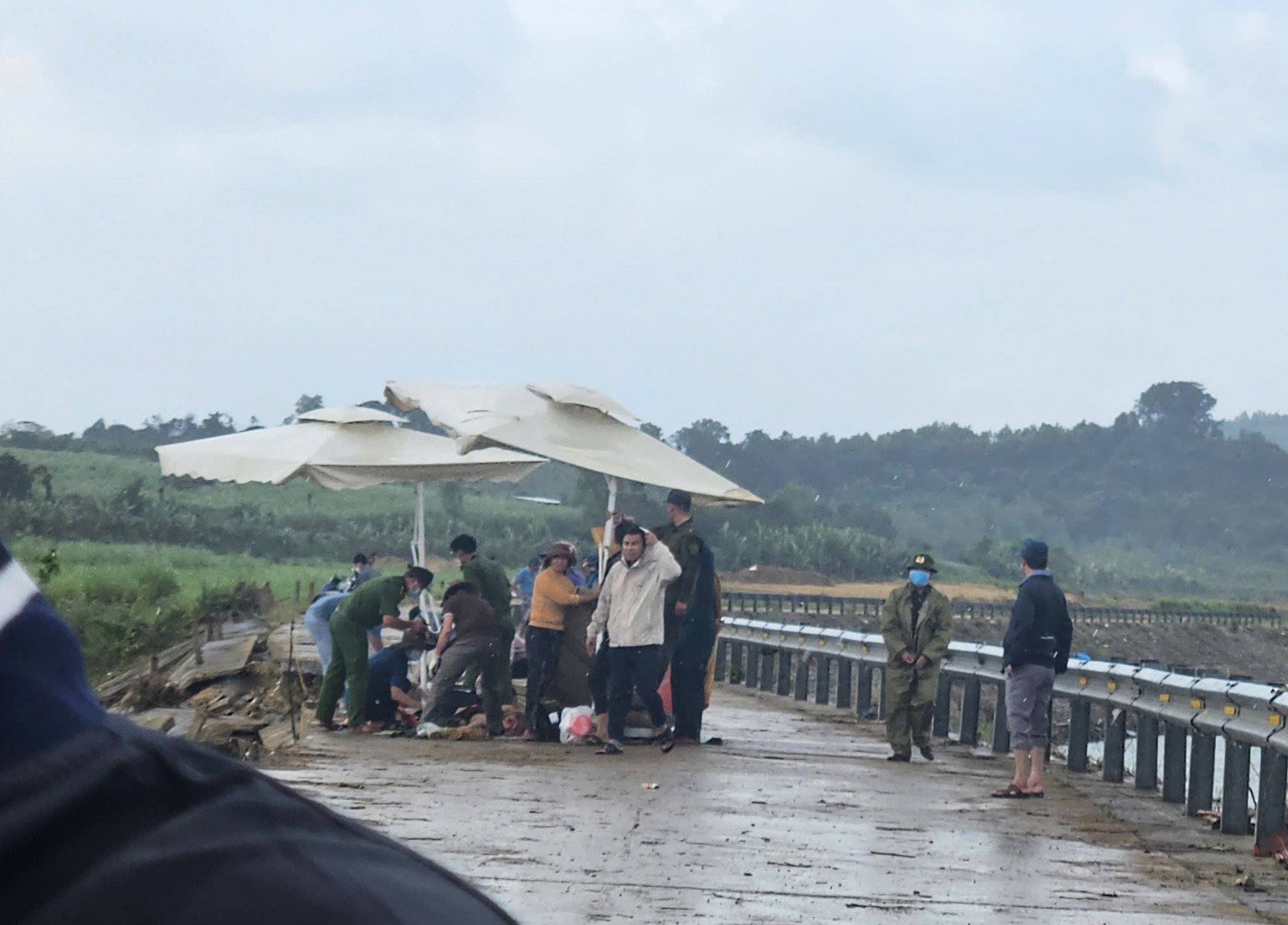 Thi thể các nạn nhân được các lực lượng chức năng đưa lên bờ kè - ảnh: M.N.