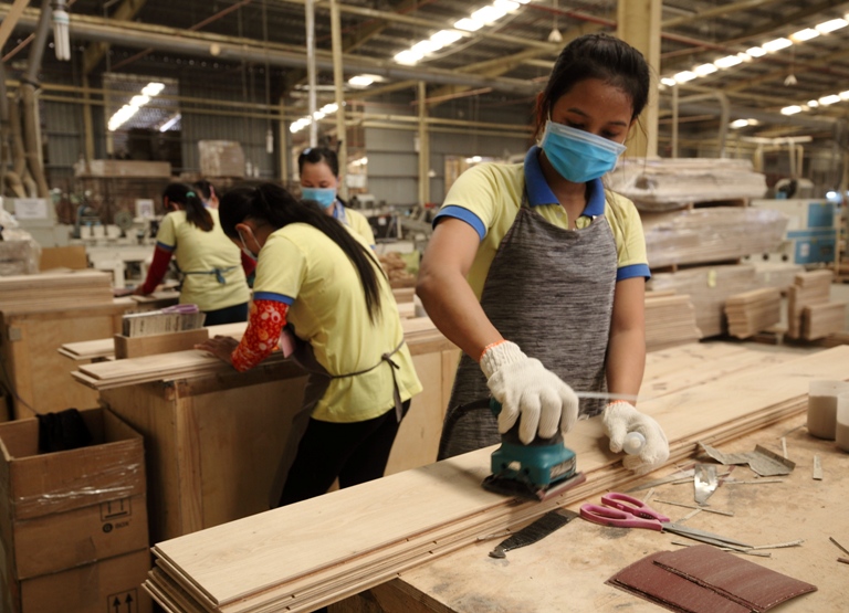 Doanh nghiệp xuất khẩu gỗ sẽ có thêm 1 năm 'dễ thở' khi Mỹ quyết định lùi thời điểm tăng thuế đối với một số sản phẩm gỗ thành phẩm, gồm ghế bọc nệm, tủ bếp và tủ nhà tắm