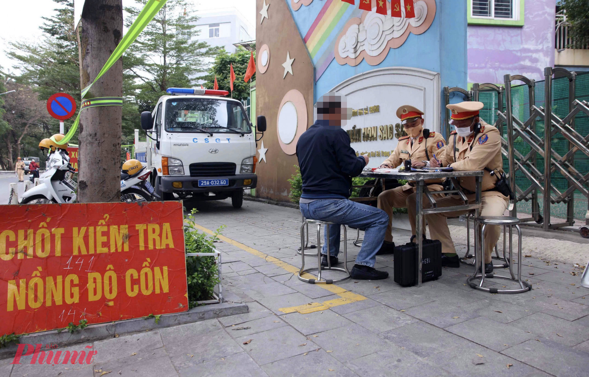 Hàng loạt người vi phạm bị CSGT phát hiện xử lý.