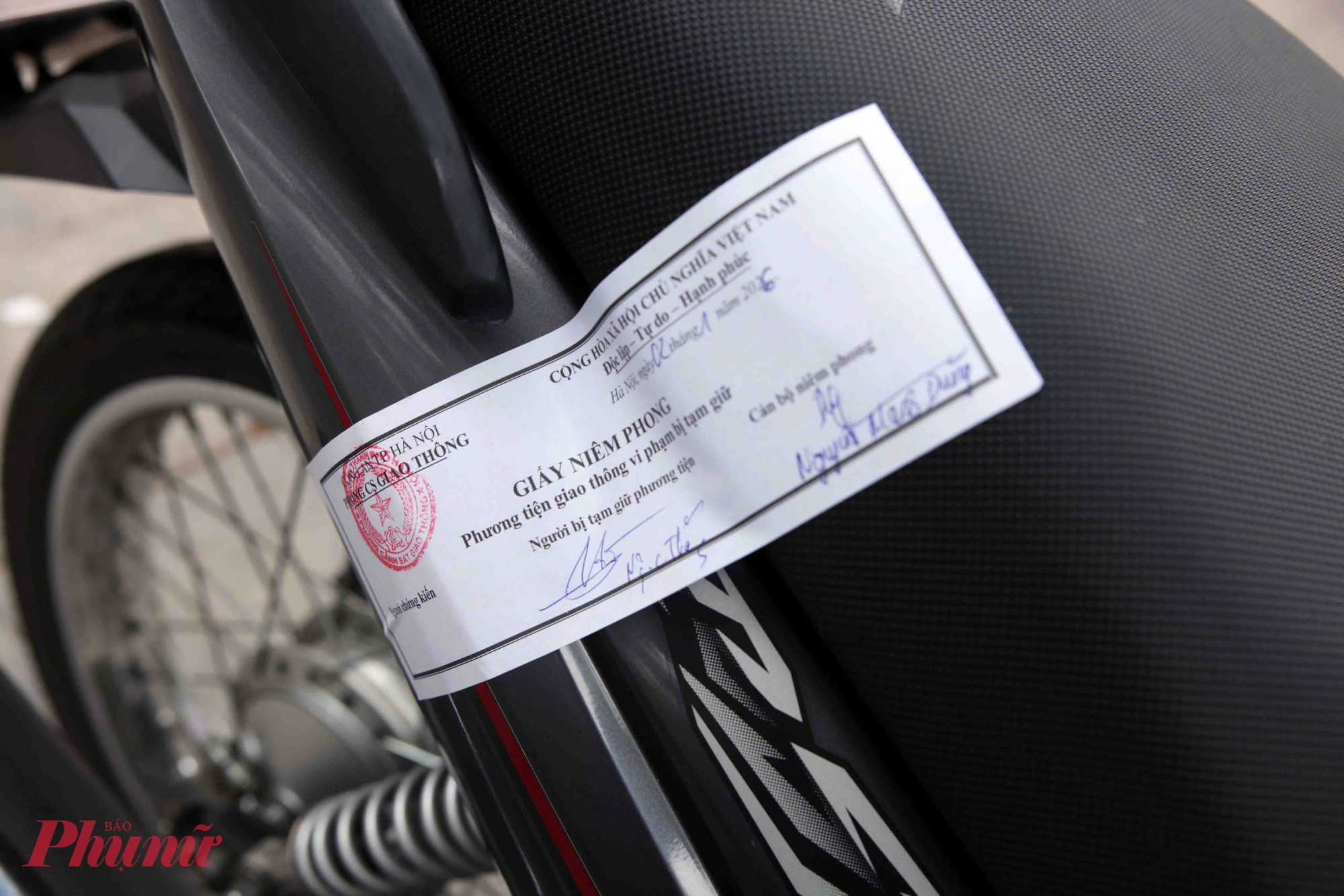 Phương tiện vi phạm bị niêm phong thu giữ.