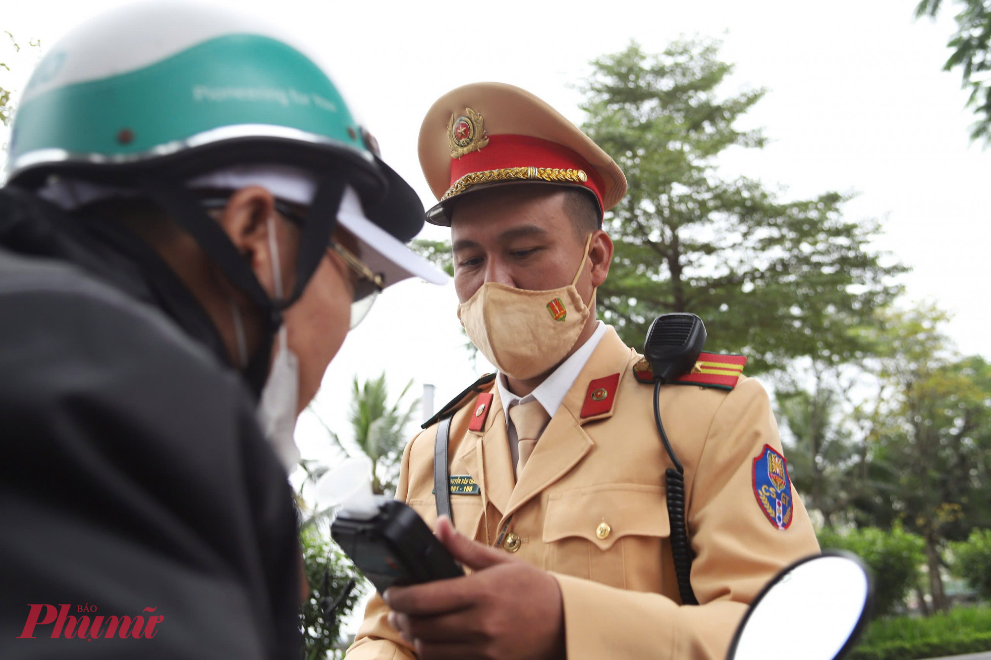 Trung tá Nguyễn Văn Hải (Đội CSGT số 2) cho biết, suốt dịp nghỉ Tết, bất kể ngày hay đêm, lực lượng chức năng vẫn làm việc, trong đó tập trung mục tiêu kiềm chế các vụ tai nạn giao thông xảy ra liên quan người vi phạm nồng độ cồn.