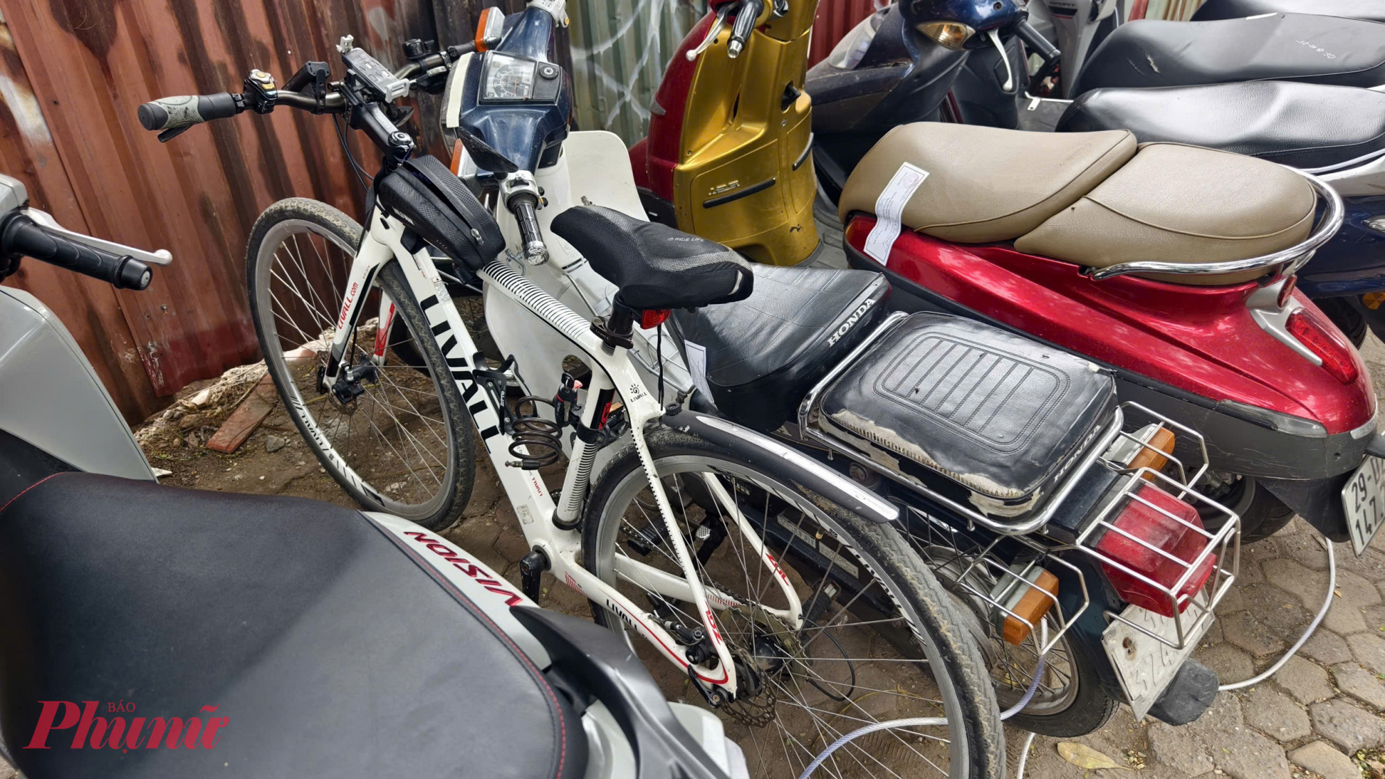 Chiếc xe đạp của ông N. bị CSGT thu giữ.