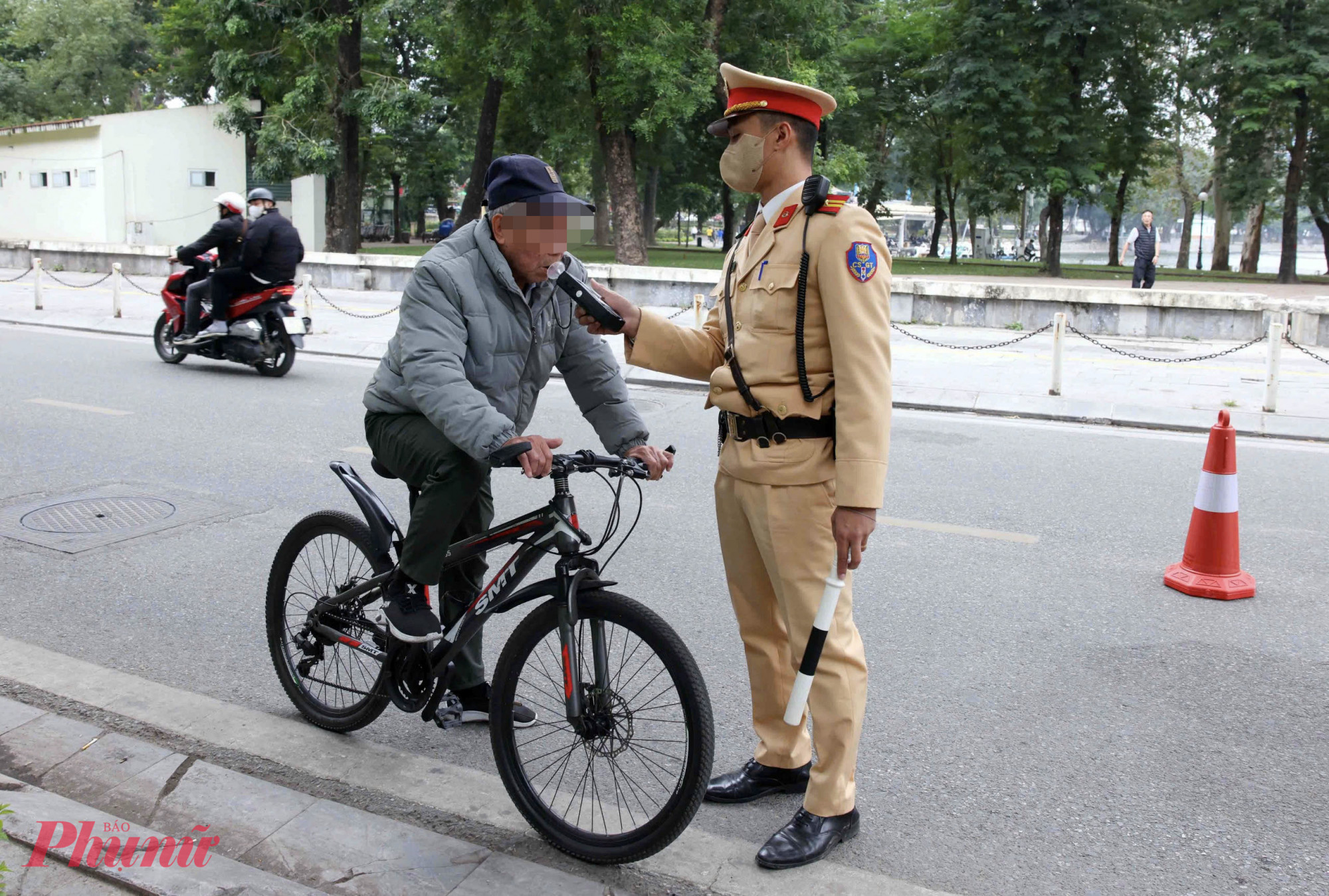 Người điều khiển xe đạp cũng được CSGT dừng kiểm tra.