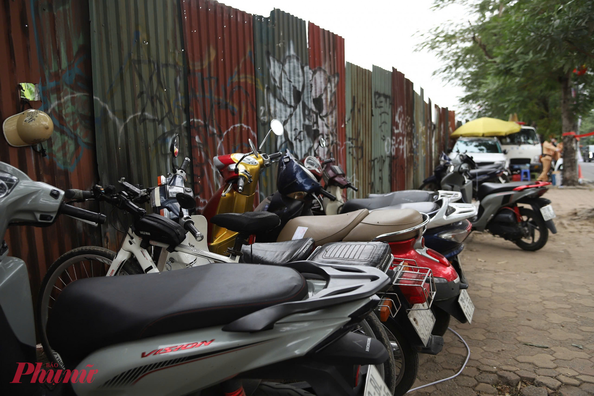 Cùng thời điểm, Tổ công tác Đội CSGT đường bộ số 2 (Phòng CSGT Công an Hà Nội) cùng Công an phường Tây Hồ phối hợp kiểm soát, xử lý vi phạm nồng độ cồn trên tuyến đường Lạc Long Quân (ven Hồ Tây).