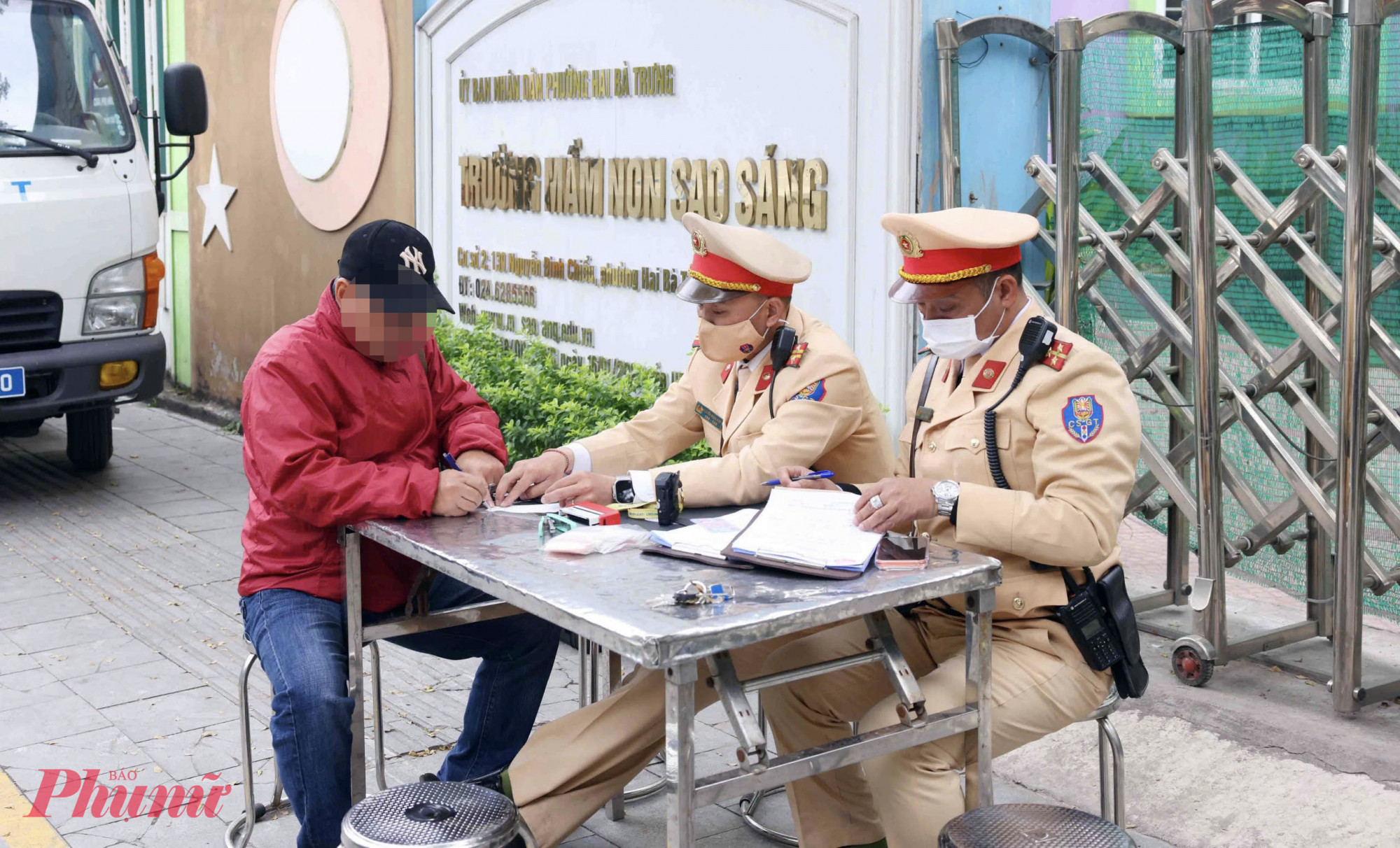 Đơn cử, trường hợp ông N.C.T chạy xe loạng choạng, trong tình trạng không tỉnh táo, CSGT dừng xe và yêu cầu tài xế vào điểm đo nồng độ cồn.