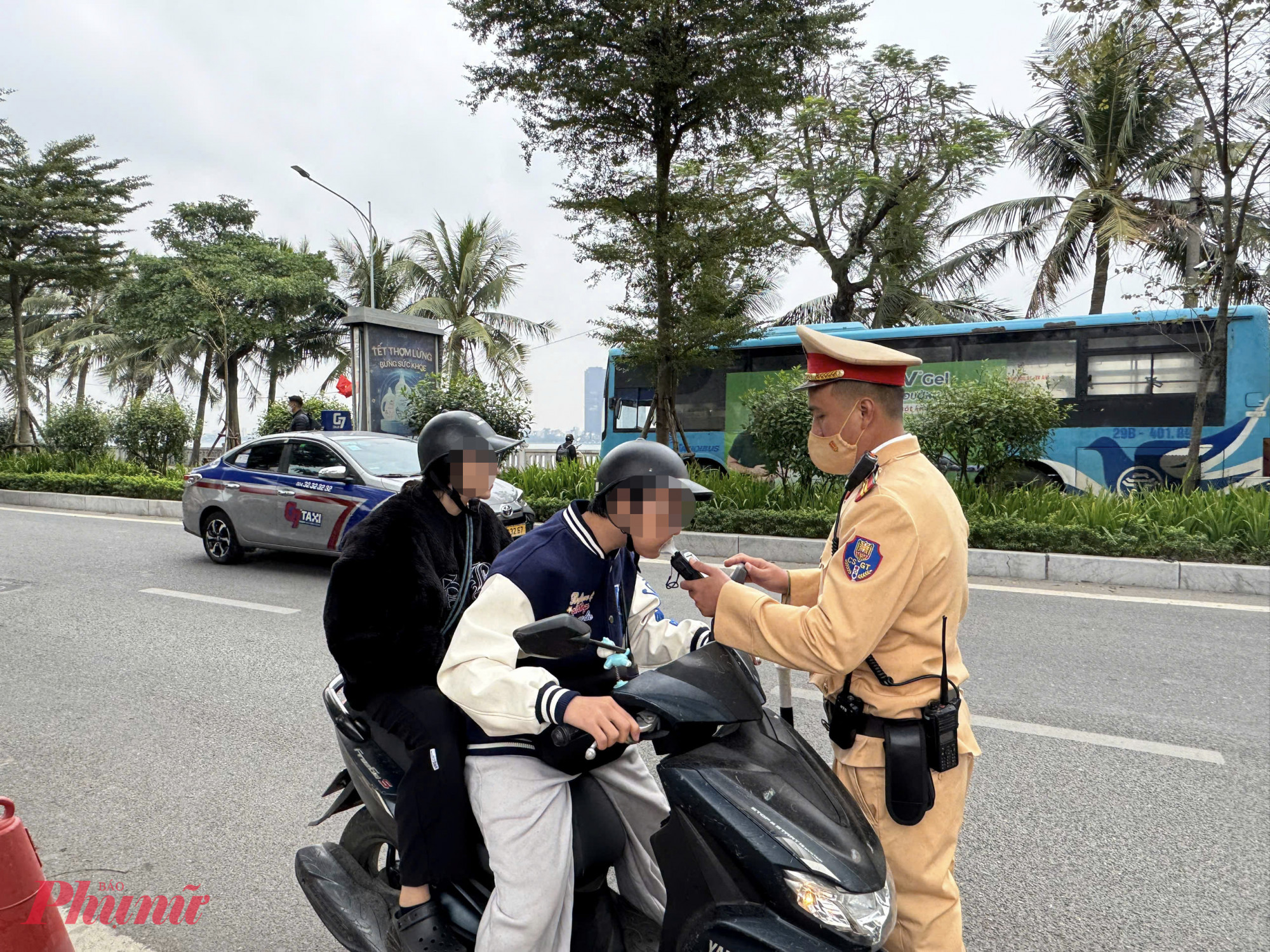 Phòng CSGT Hà Nội cho biết, kết quả xử lý vi phạm nồng độ cồn theo phát lệnh của Cục trưởng C08 trưa 02/01/2026 (tính đến 15g30), CSGT toàn thành phố đã kiểm soát 5.369 phương tiện, xử lý 107 trường hợp vi phạm. CSGT khuyến cáo, dịp lễ Tết, nhiều người có thói quen sử dụng rượu bia, tiềm ẩn nguy cơ cao xảy ra tai nạn giao thông. Để phòng ngừa tai nạn, lực lượng chức năng sẽ duy trì kiểm soát xuyên suốt, trong nhiều khung giờ khác nhau.