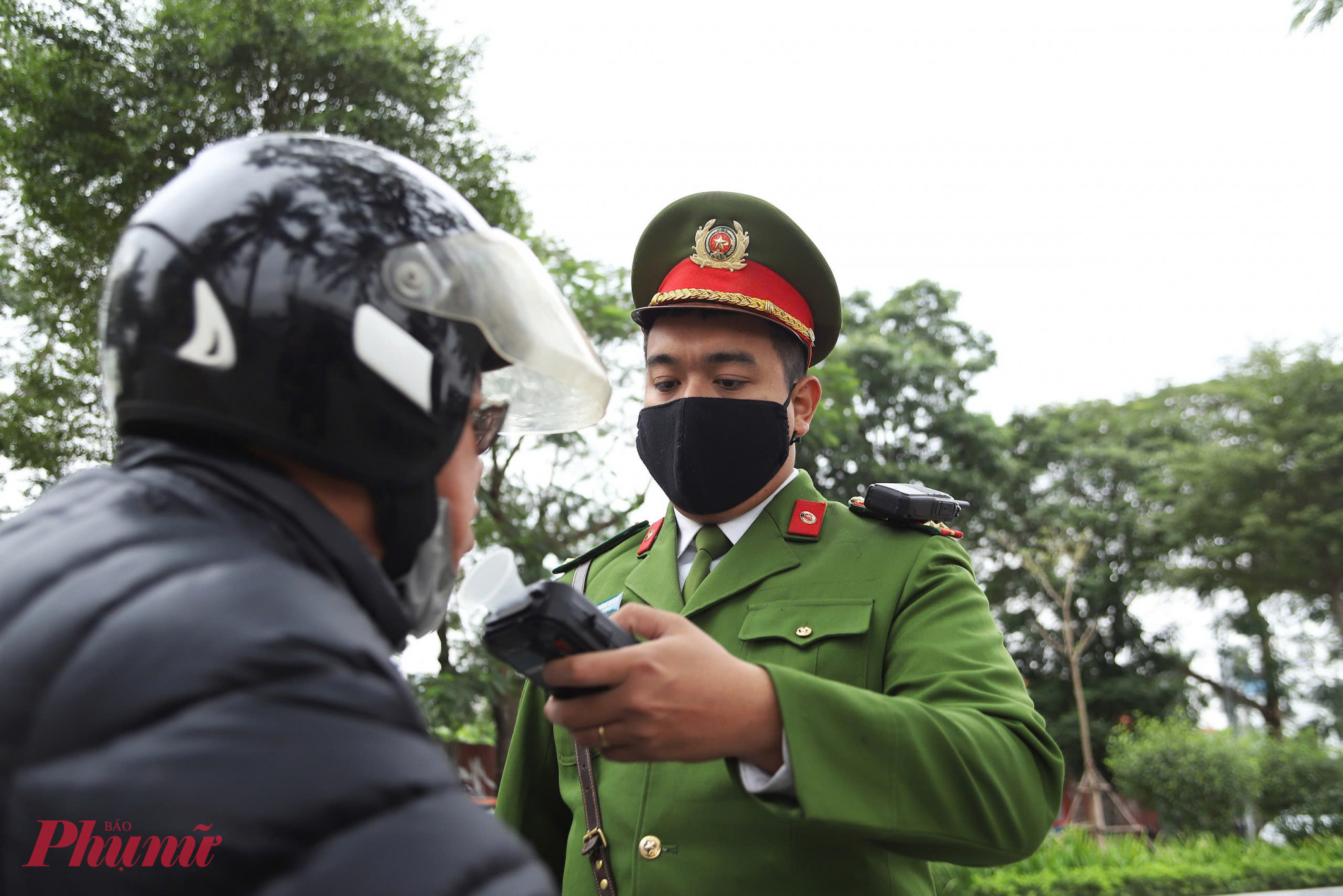 Tổ công tác kiểm soát người tham gia giao thông với mục tiêu cao nhất là góp phần nâng cao ý thức chấp hành pháp luật giao thông, bảo đảm an toàn cho mỗi người dân vui chơi đầu năm mới, trung tá Hải cho hay.