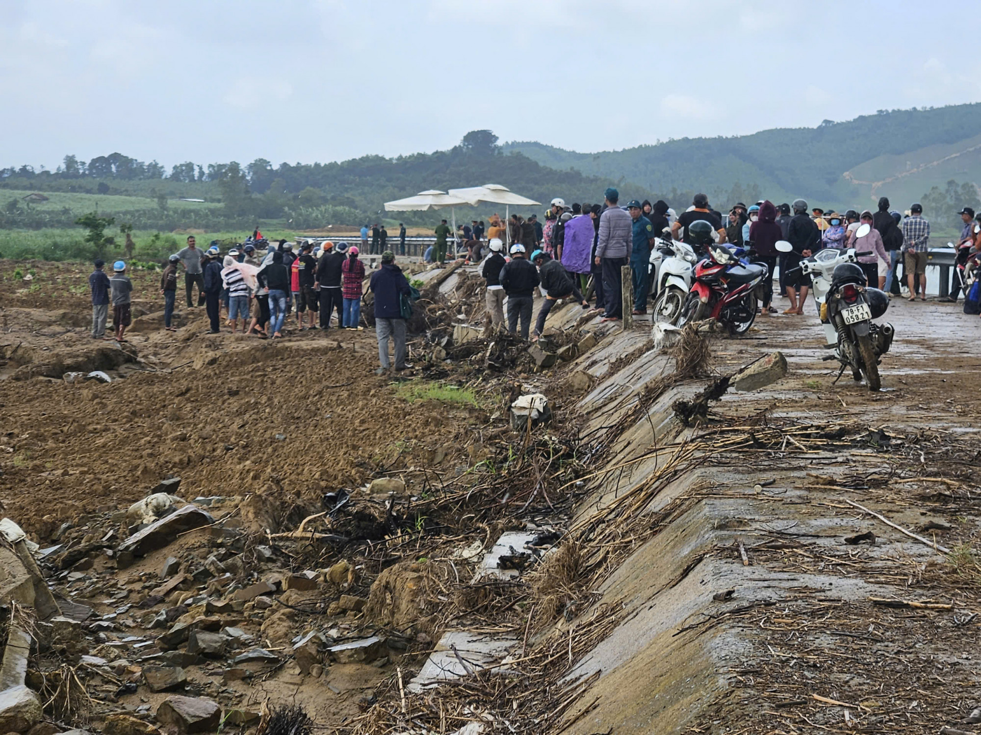 Hiện trường xảy ra vụ sập bờ kè - ảnh: B.X.