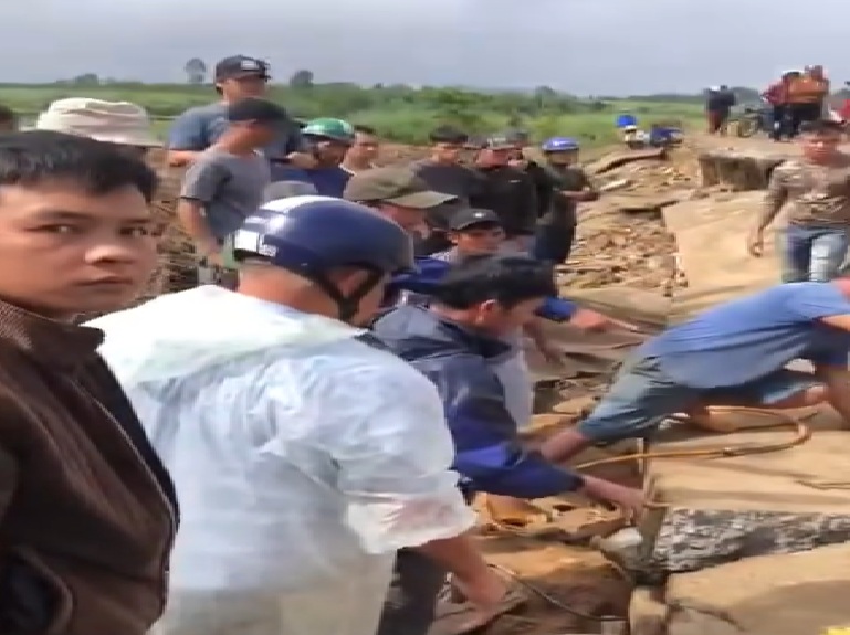 Lực lượng chức năng và người dân nỗ lực đưa các nạn nhân ra khỏi khu vực bị sập - Ảnh: B.X.