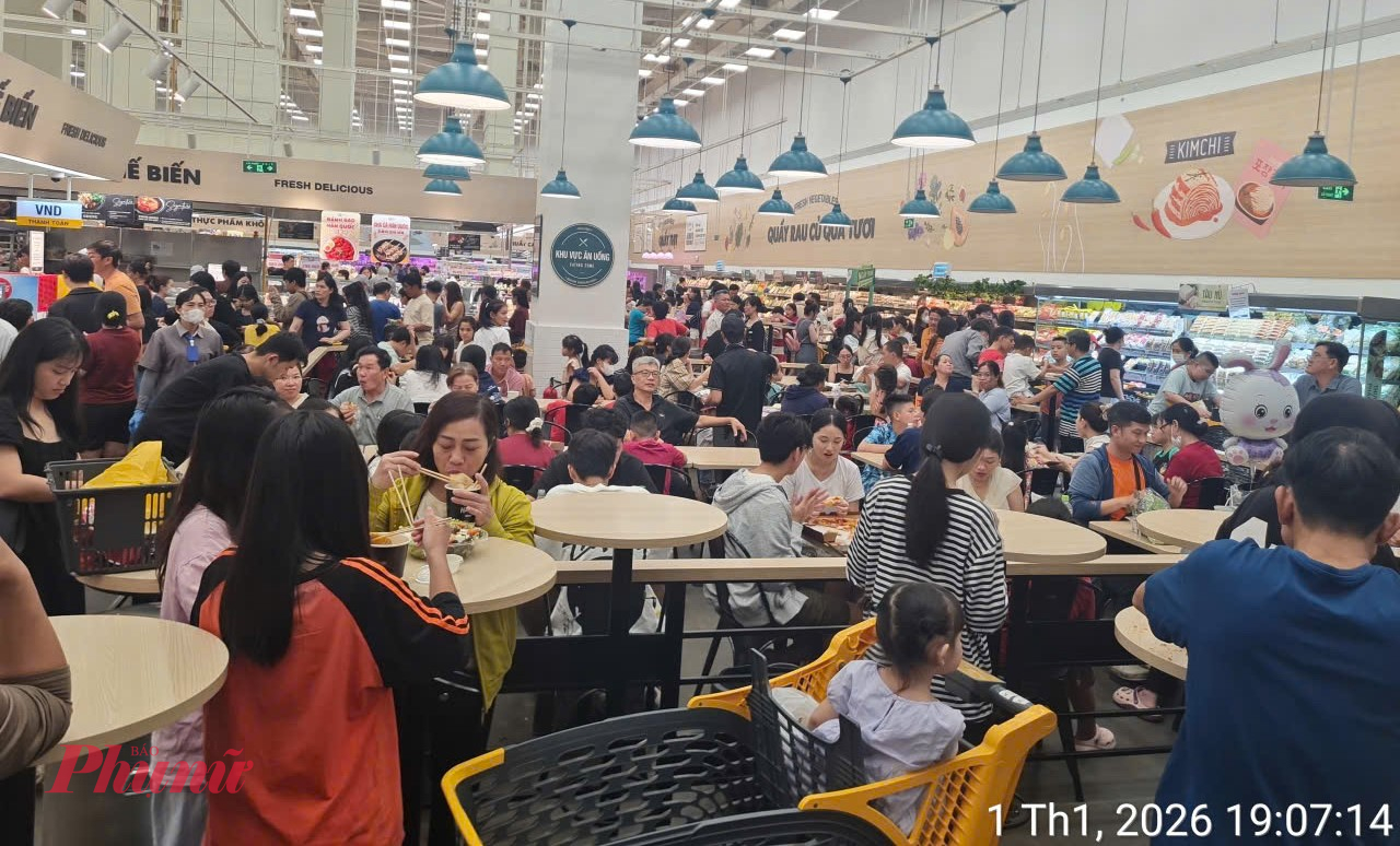 Không chỉ mua mang về, quầy sử dụng tại chỗ cũng chật kín