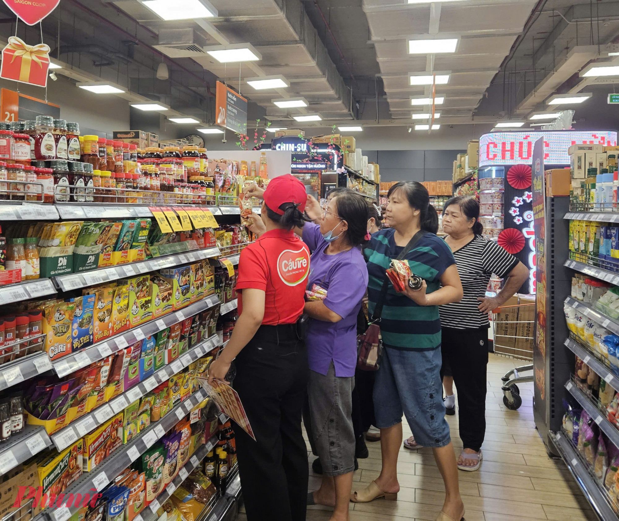Quầy gia vị tại Co.opXtra thu hút đông người tiêu dùng trong chiều 2/1/2026