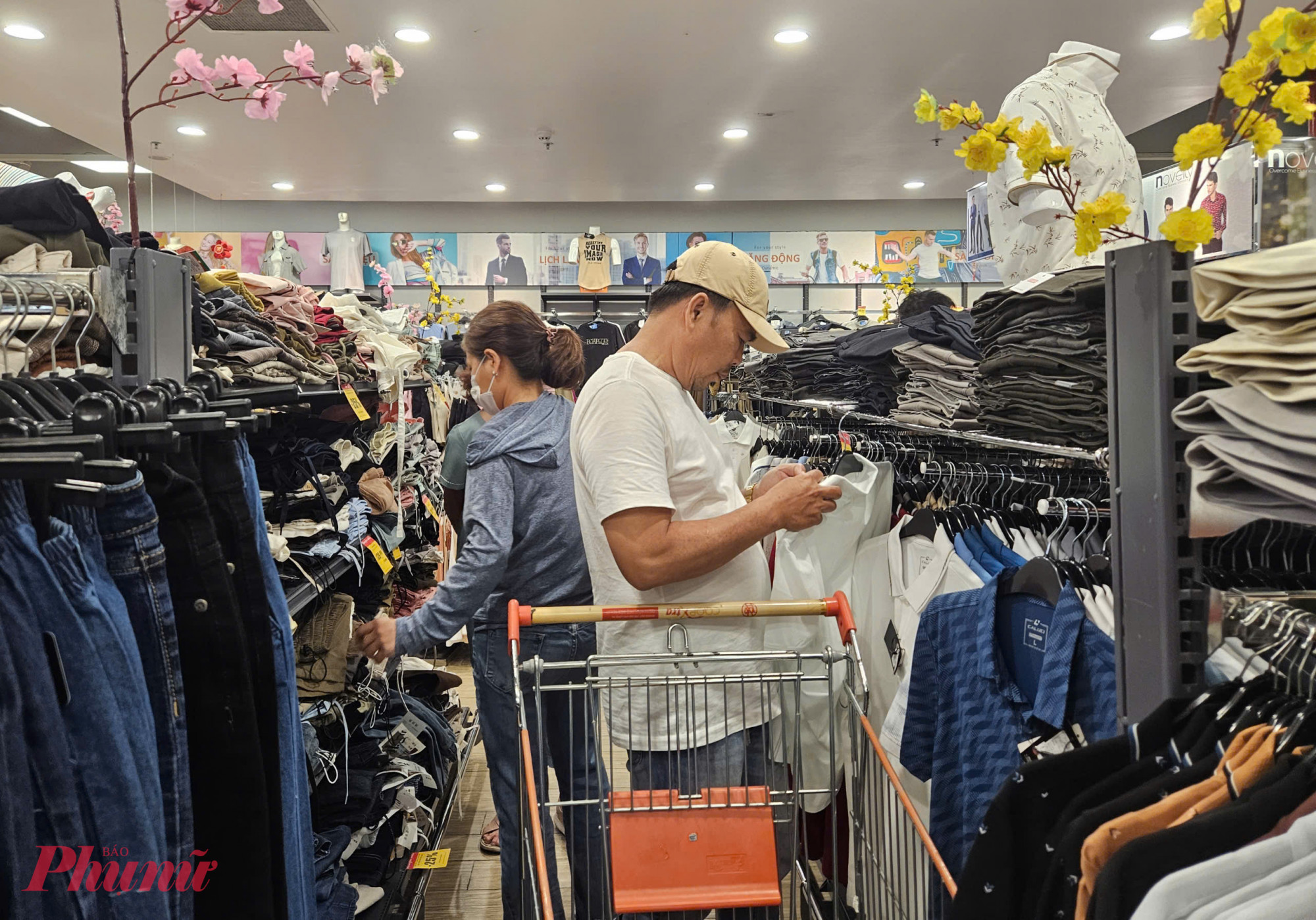 Không khí mua sắm nhộn nhịp tại khu thời trang với nhiều chương trình giảm giá sâu, thu hút các gia đình tranh thủ sắm đồ cho sinh hoạt đầu năm.