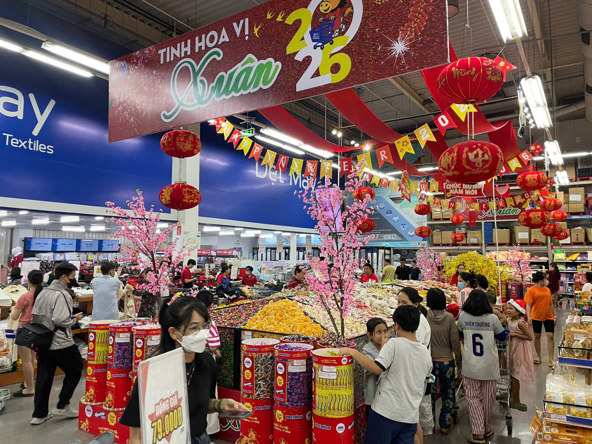 Tương tự, tại tại MM Mega Market, không khí mua sắm những ngày đầu năm mang màu sắc thận trọng nhưng không trầm lắng. Người dân chi tiêu có chọn lọc, song sẵn sàng “xuống tiền” với những sản phẩm cần thiết, giá tốt và có khuyến mãi rõ ràng.