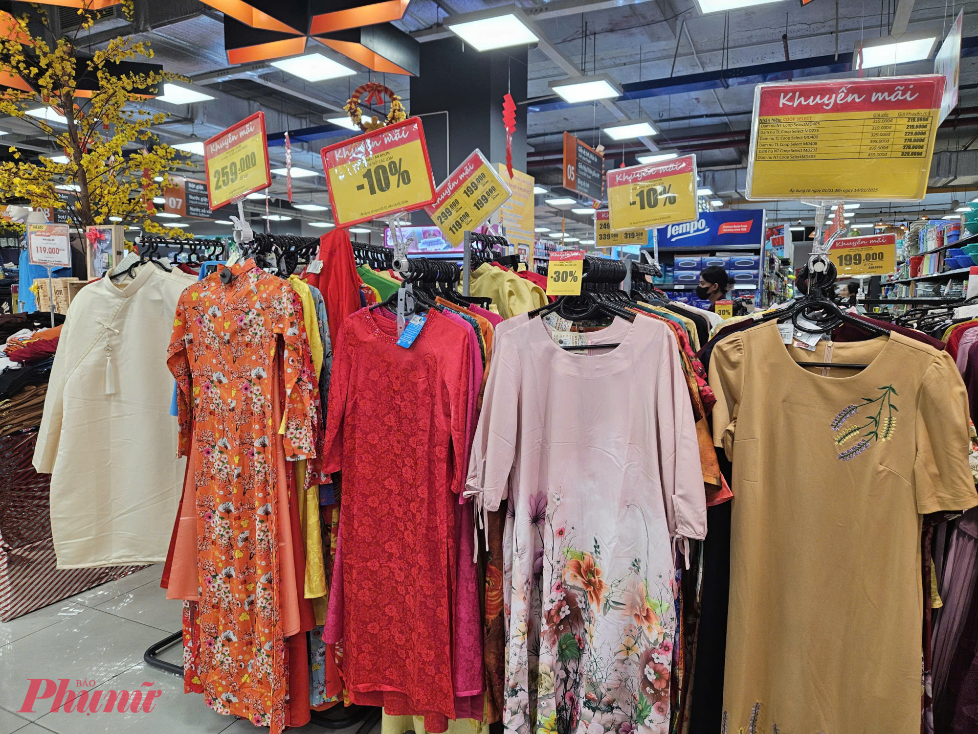 Những bảng khuyến mãi lớn treo dày đặc giữa các gian hàng cho thấy sức hút của các đợt giảm giá đầu năm, đặc biệt với nhóm hàng tiêu dùng nhanh và may mặc.