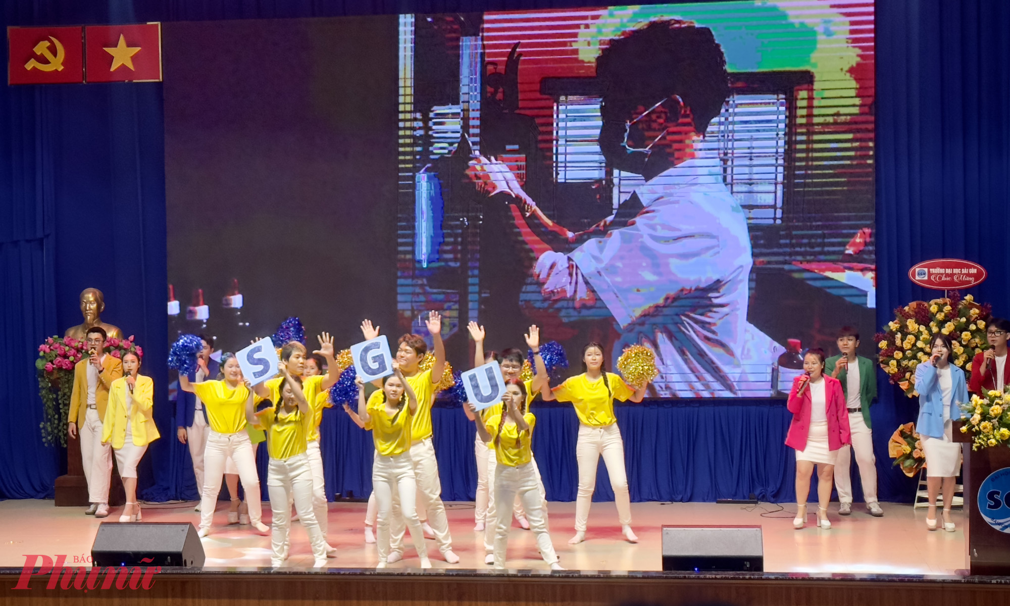 Sinh viên sư phạm Trường ĐH Sài Gòn đã nhận được tiền hỗ trợ - Ảnh: N.L