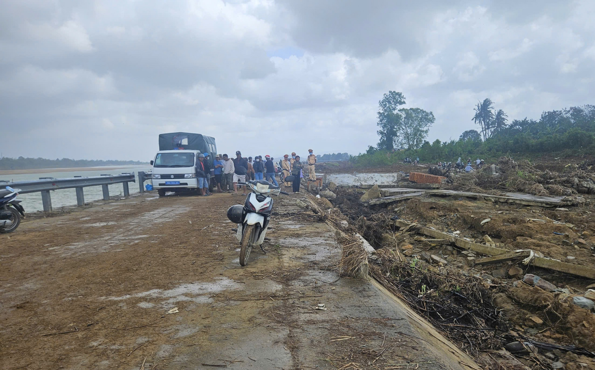 Lực lượng chức năng vẫn đang điều tra nguyên nhân vụ việc - ảnh: M.N.