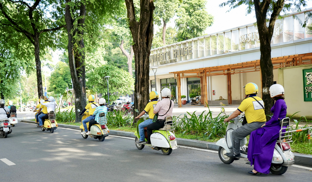 Du khách khám phá phố phường TPHCM bằng xe Vespa cổ trong tour “Dấu ấn Tân Định” - ẢNH: T.N.
