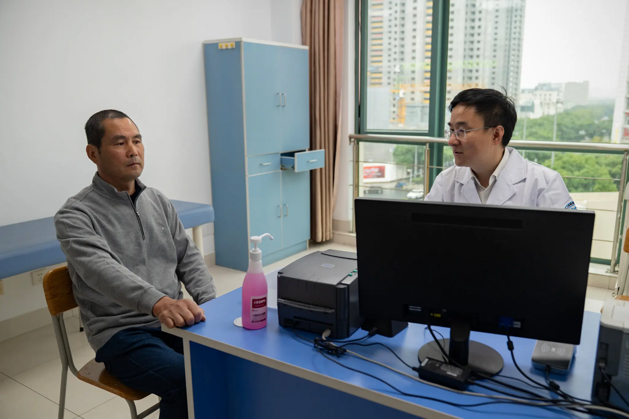 Bệnh nhân Qiu Sijun (trái), được phát hiện sớm ung thư tụy nhờ AI, cùng với bác sĩ Zhu Kelei (phải) tại Bệnh viện Đại học Ninh Ba — Ảnh: Straits Times