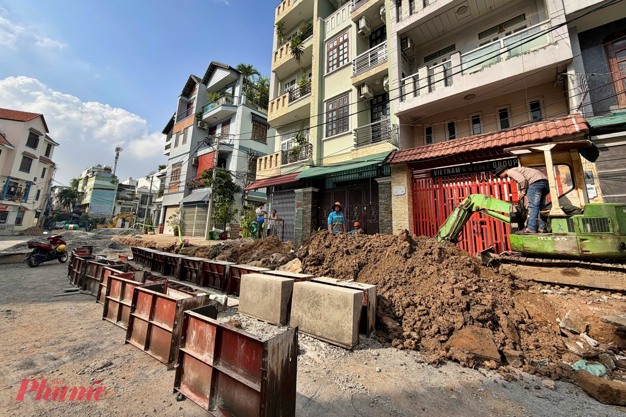 Công nhân thi công hệ thống thoát nước trên đường