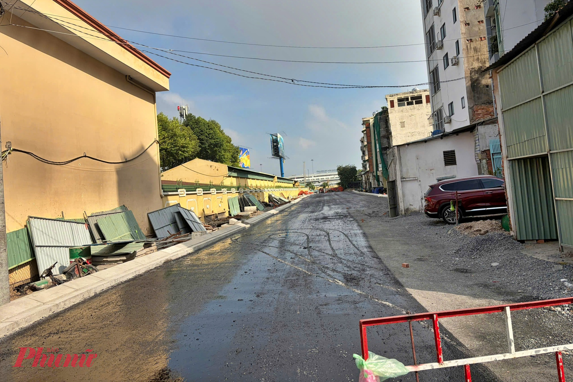 Một đoạn đã hoàn thành bó vỉa và thảm nhựa mặt đường.