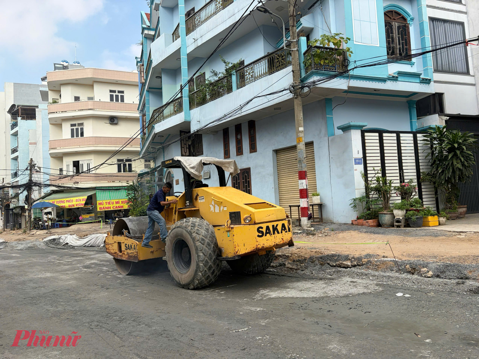 Những đoạn thi công mặt đường sau khi hoàn thành lắp cống hộp.