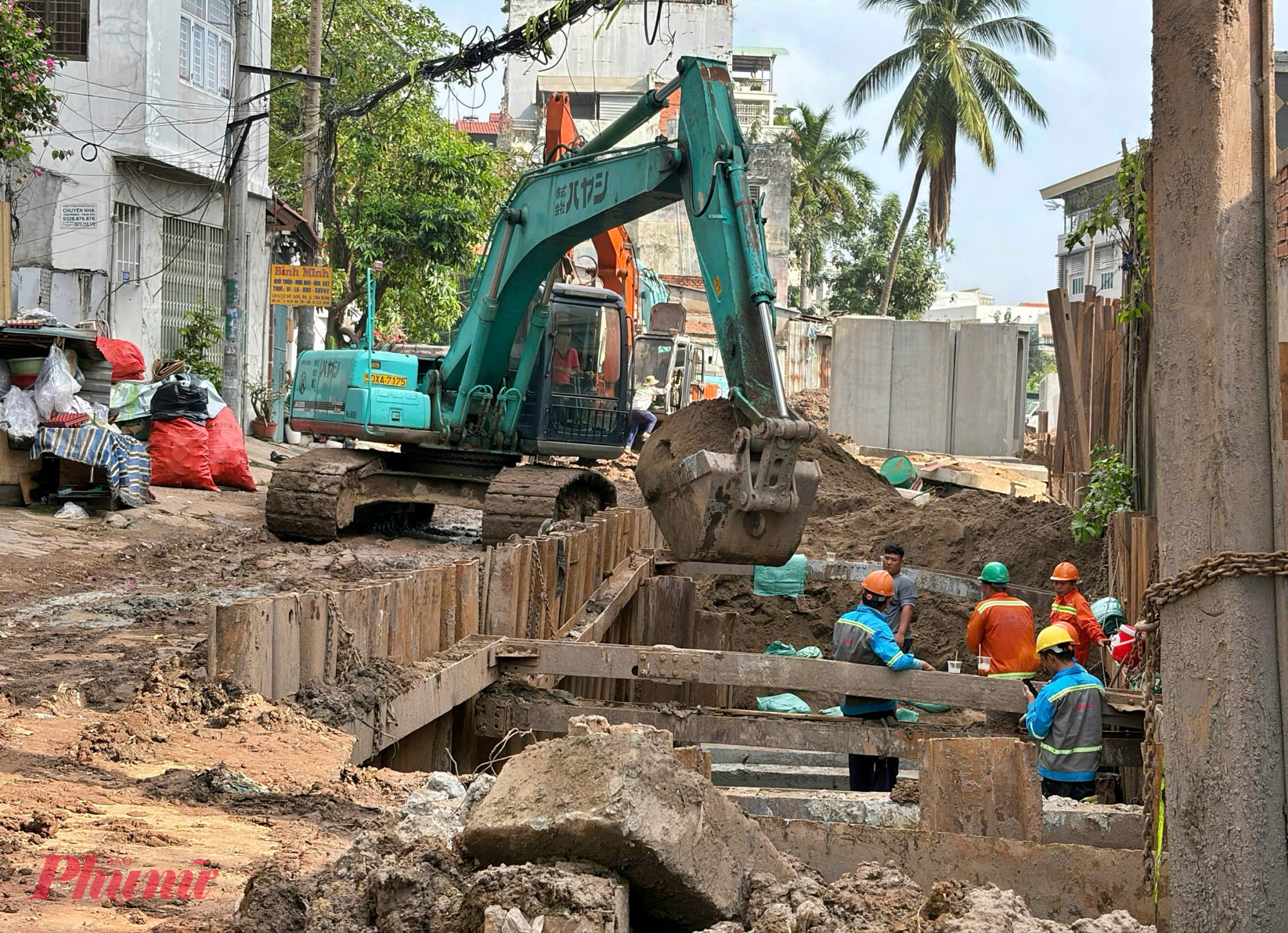 Công nhân đang thi công cống hộp.