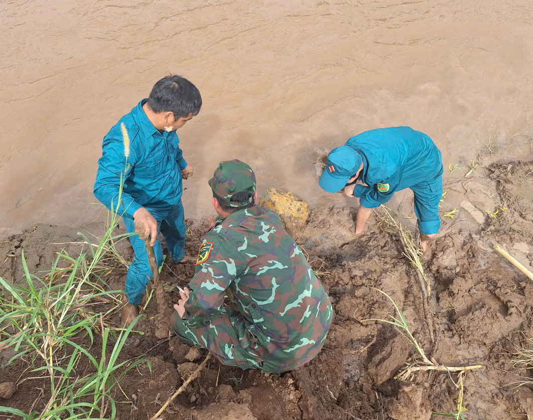 Quả bom nặng 334 kg được phát hiện nằm bên bờ suối- Ảnh: XH