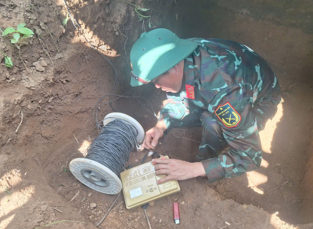 Lực lượng chức năng tổ chức nổ hủy quả bom- Ảnh: XH