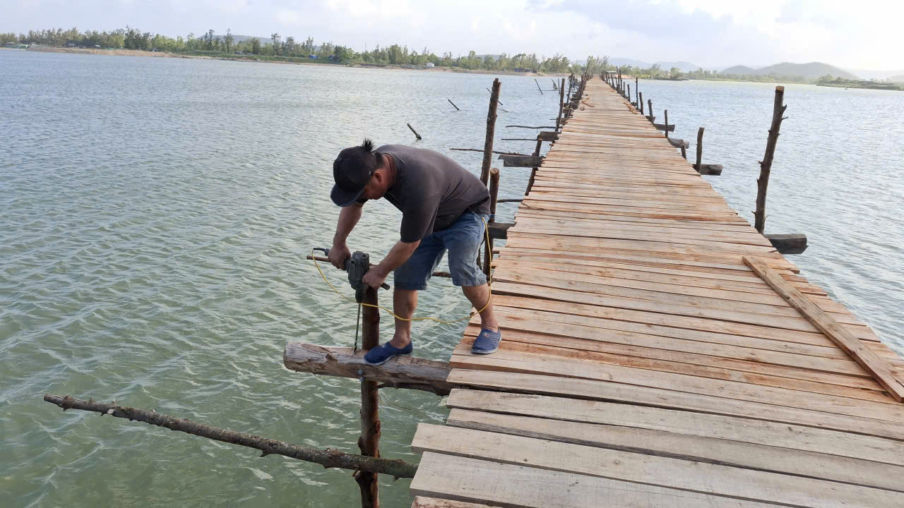 Đóng cọc dựng cầu gỗ Ông Cọp- Ảnh: Mạnh Hoài Nam