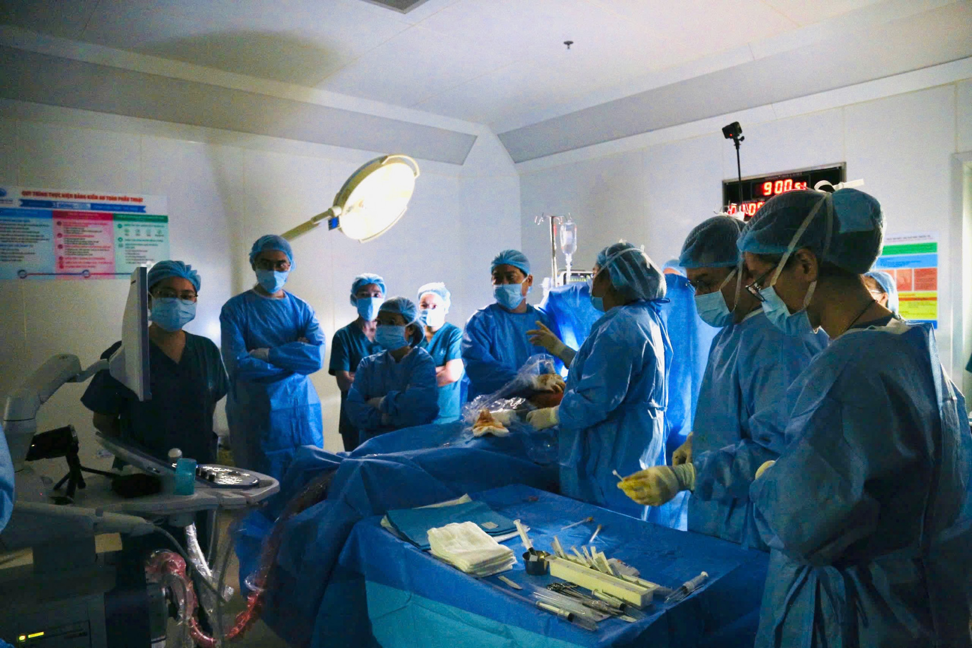 Ê-kíp bác sĩ Bệnh viện Từ Dũ và Nhi Đồng 1 trong ca can thiệp thông tim bào thai lần thứ 12, ảnh BV Từ Dũ