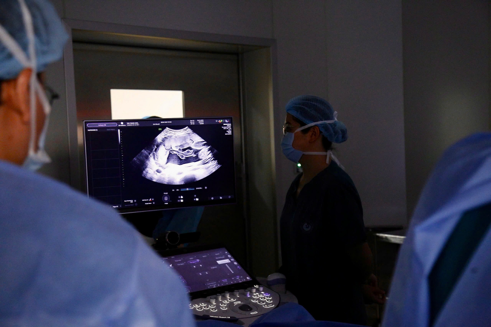 Bác sĩ theo dõi tiến trình can thiệp qua thiết bị, ảnh BV Từ Dũ