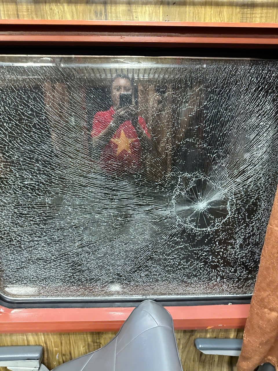 Tàu chở khách SE5 bị ném đá, gây vỡ kính. Ảnh: CA