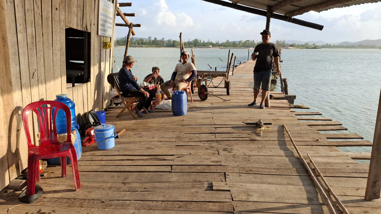 Nông dân làm cầu nghỉ ngơi lấy sức- Ảnh: Mạnh Hoài Nam