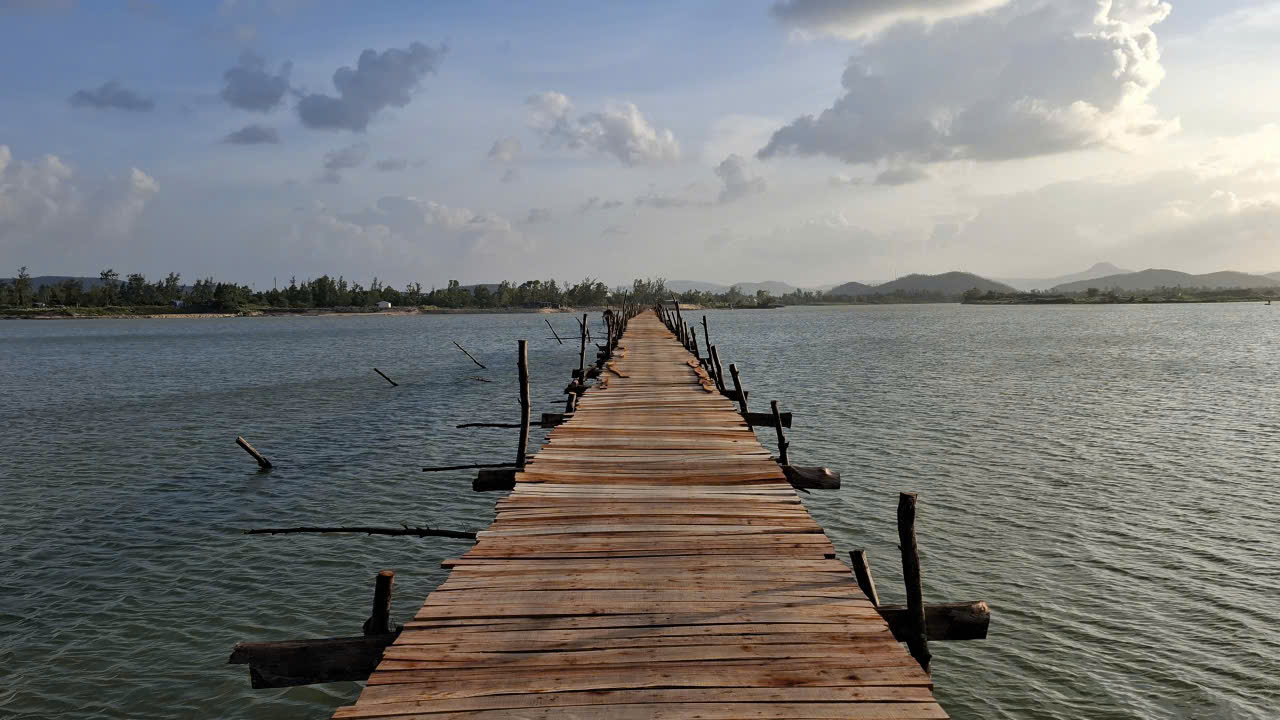 Dự kiến trước dịp Tết Nguyên đán 2026 cầu Ông Cộp nối nhịp cuối cùng qua xã Tuy An Đông- Ảnh: Mạnh Hoài Nam